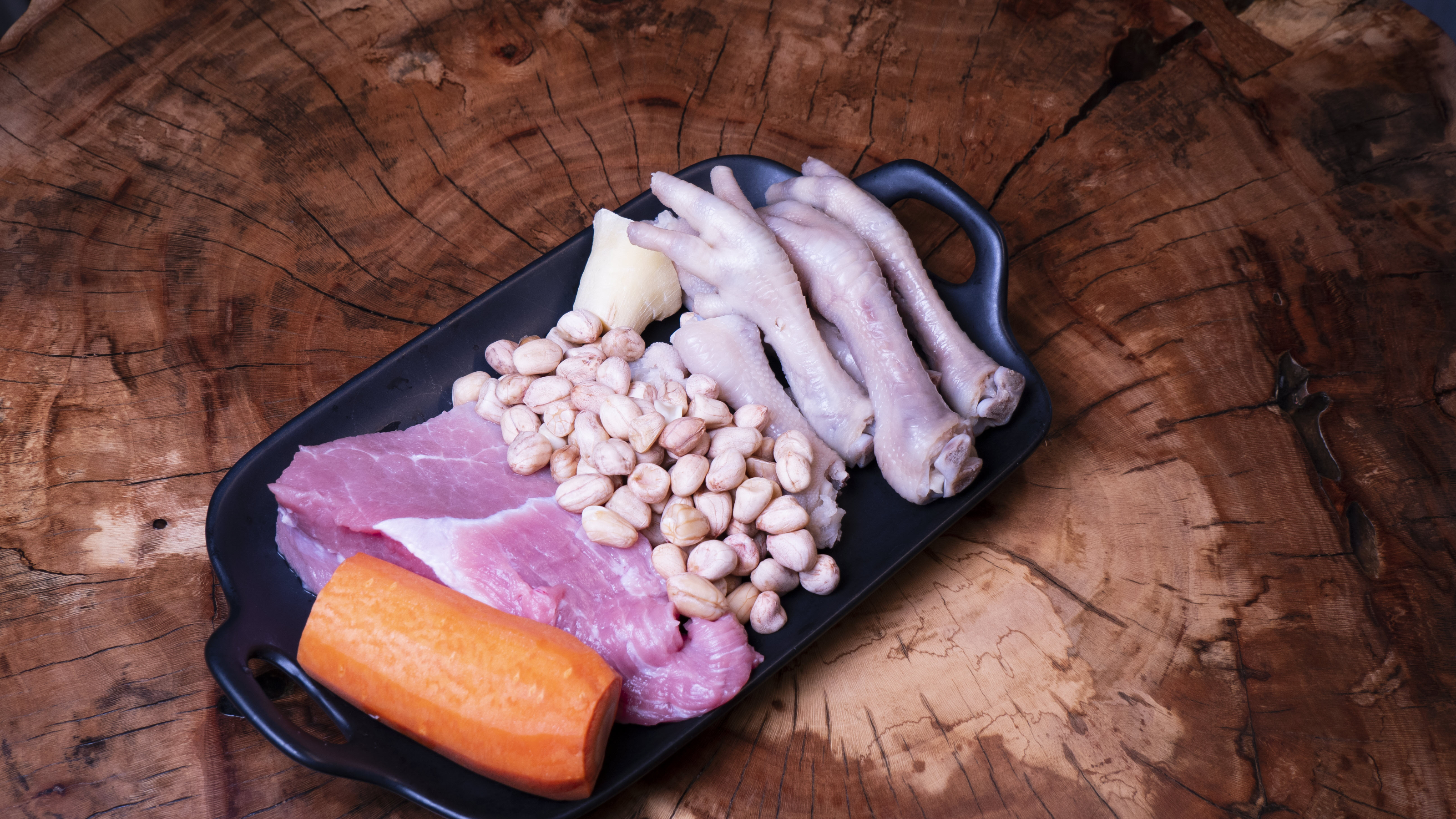 花生鸡脚瘦肉汤,汤色鲜美,营养丰富,味道有层次感