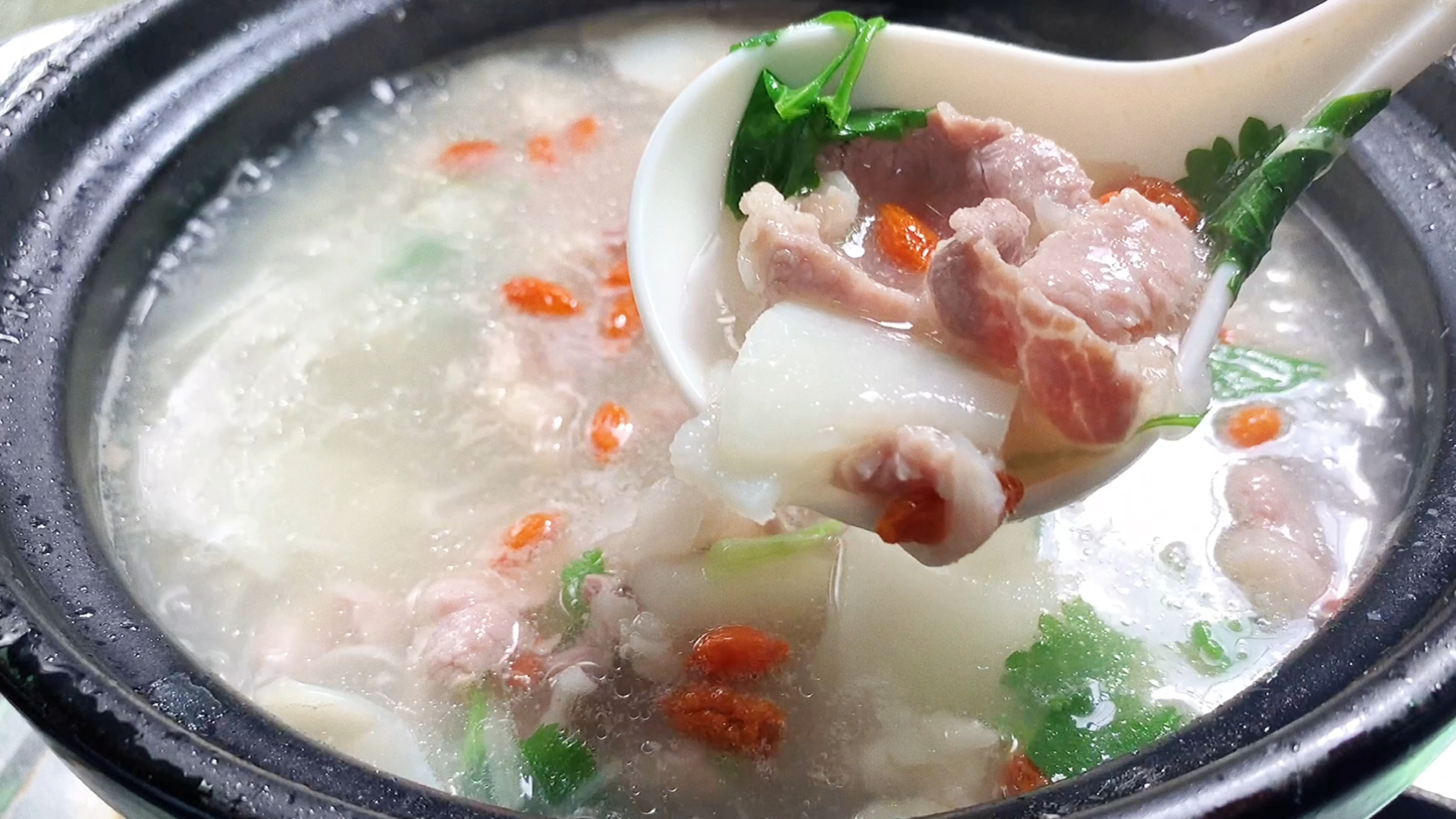 山药肉片汤的家常做法,秋冬干燥喝润肺养生,增强免疫力