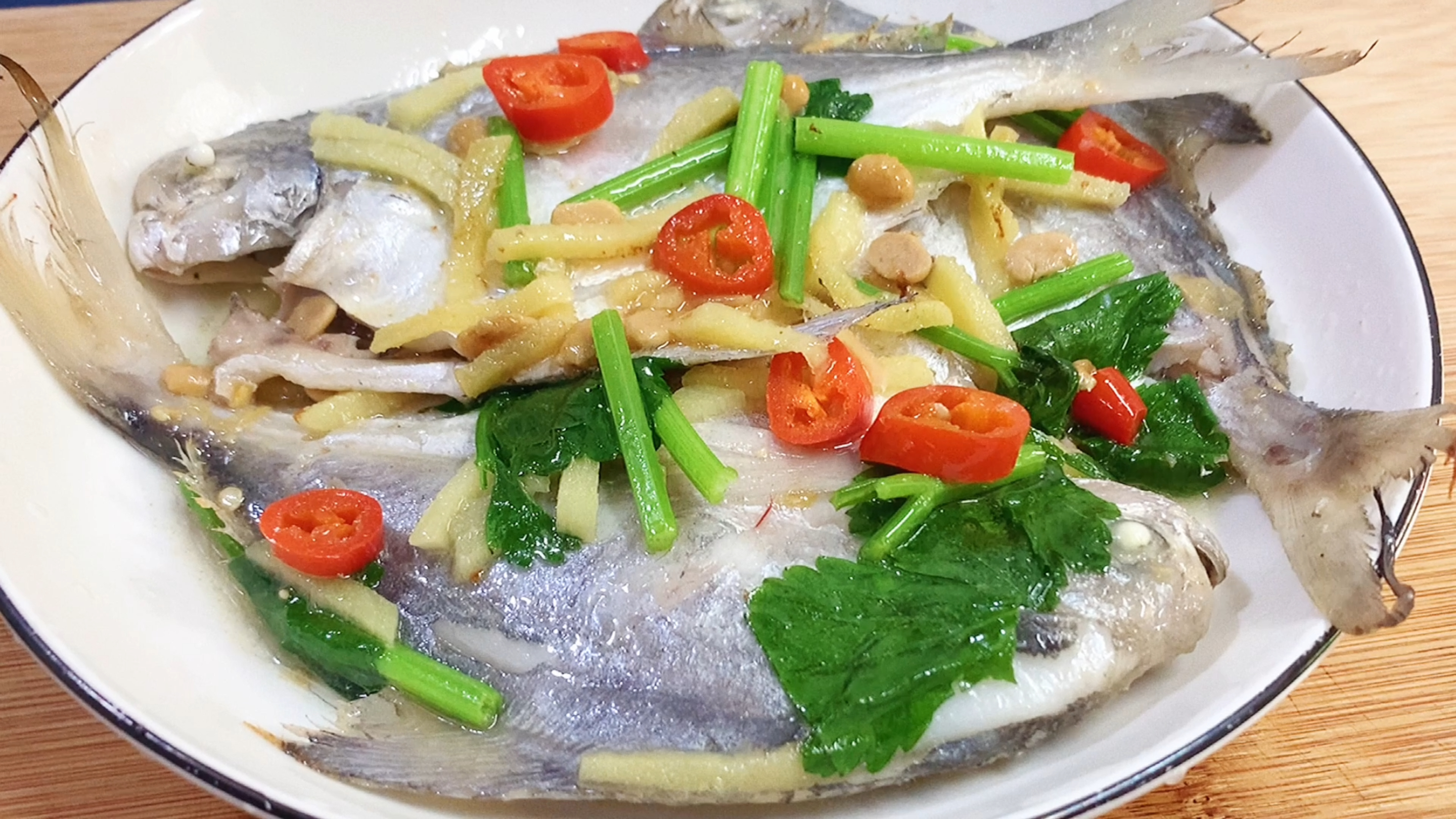 豆酱焖白鲳鱼的做法简单,新鲜的鱼加上豆酱非常鲜甜好吃,试试吧