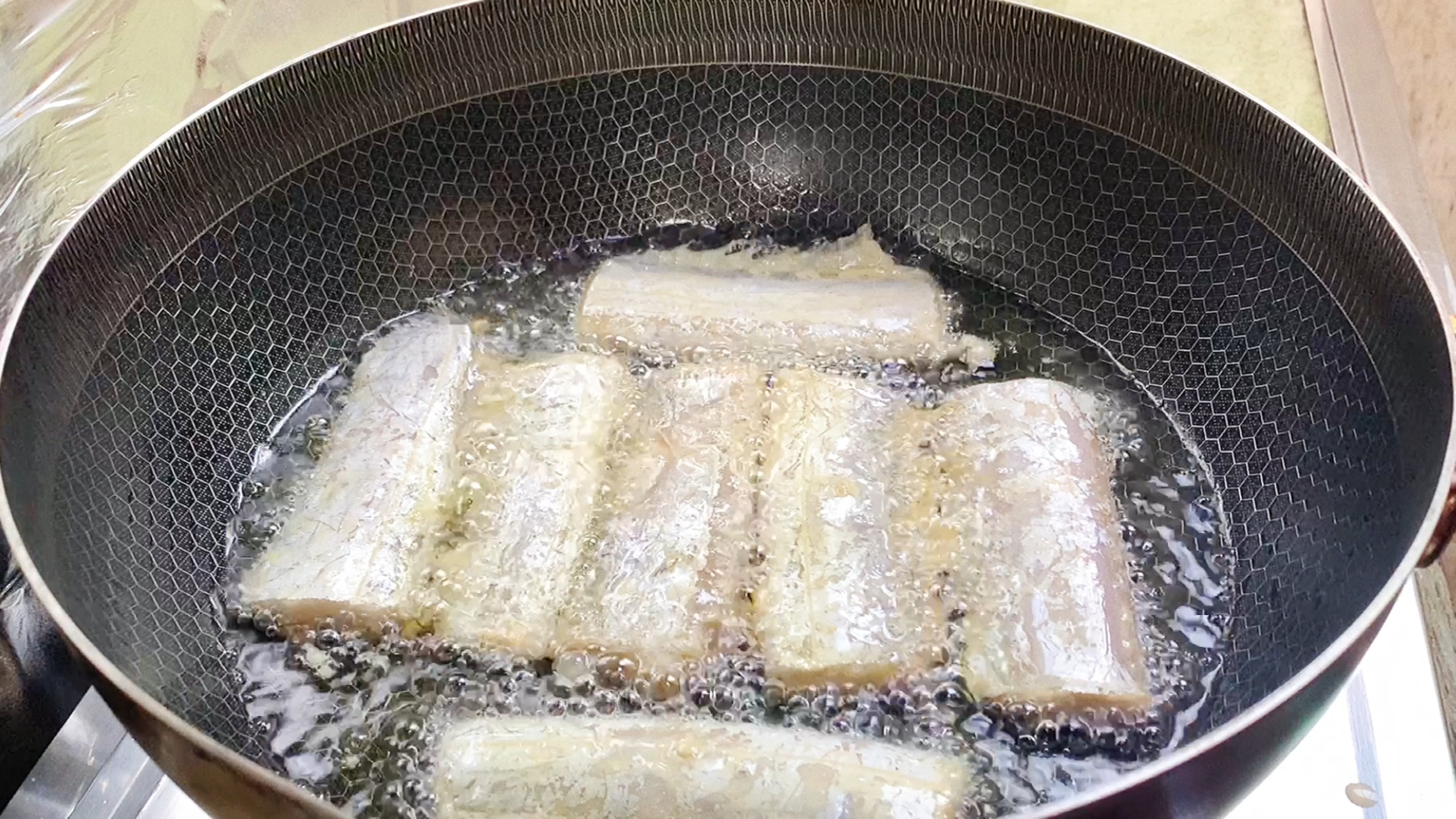 这才是香炸带鱼的好吃做法,外皮香酥,里面肉质鲜嫩无腥味太香了
