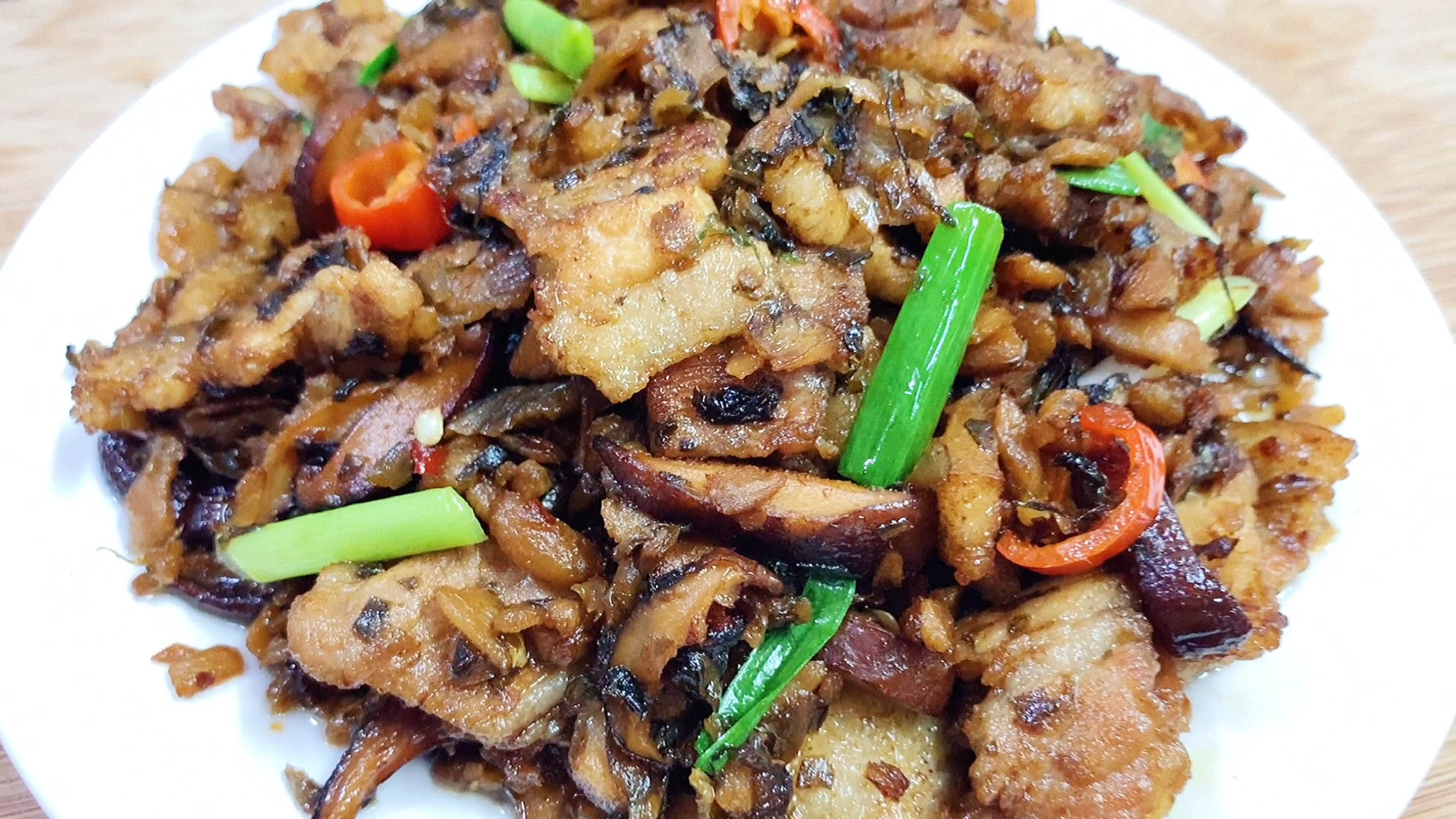 五花肉炒外婆家的做法简单,而且超级下饭,每次都能多吃两碗米饭