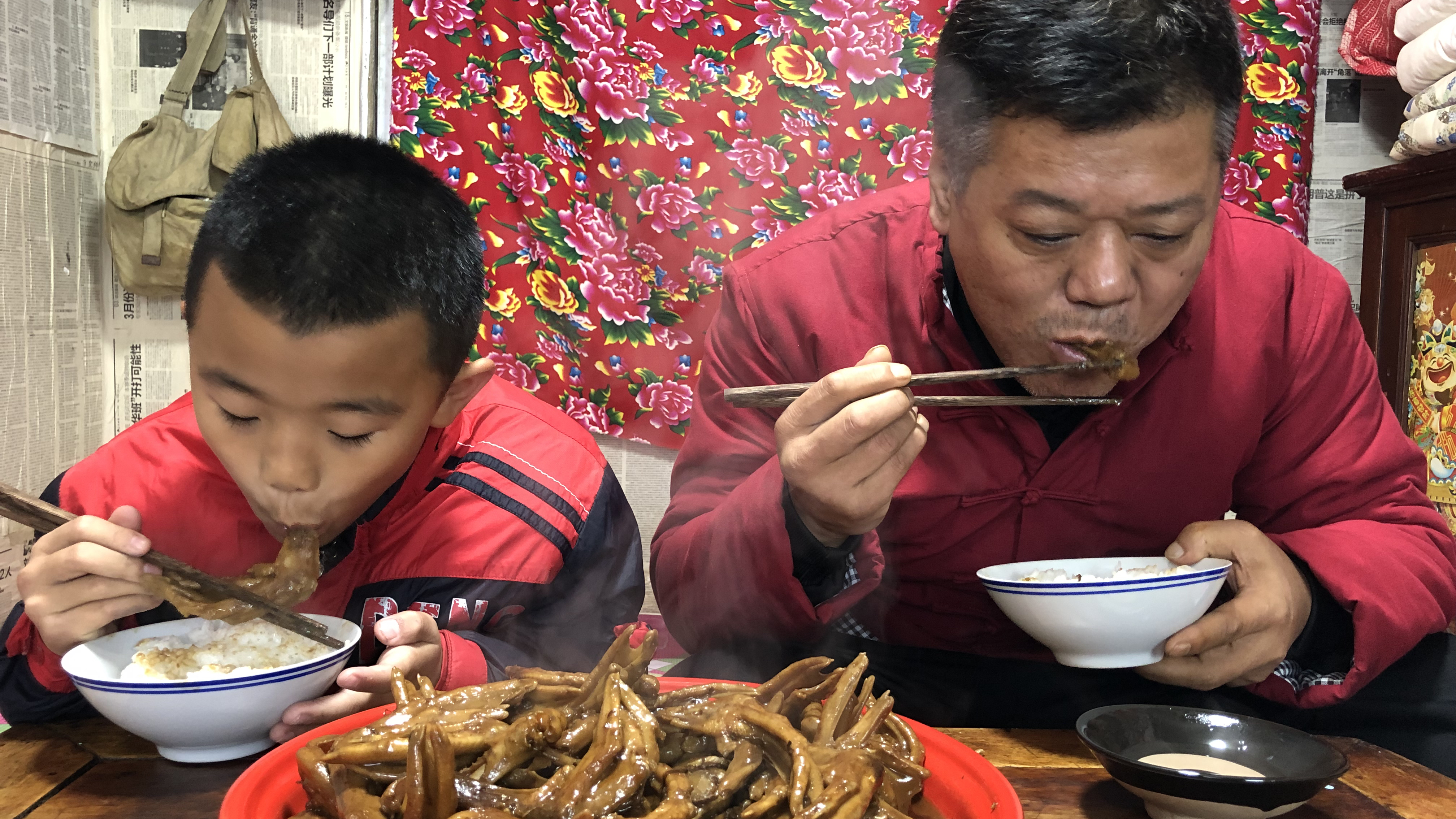 大邱做铁锅鸭掌真是下酒神菜啊老婆子抢着喝酒,小邱卡卡就是啃啊