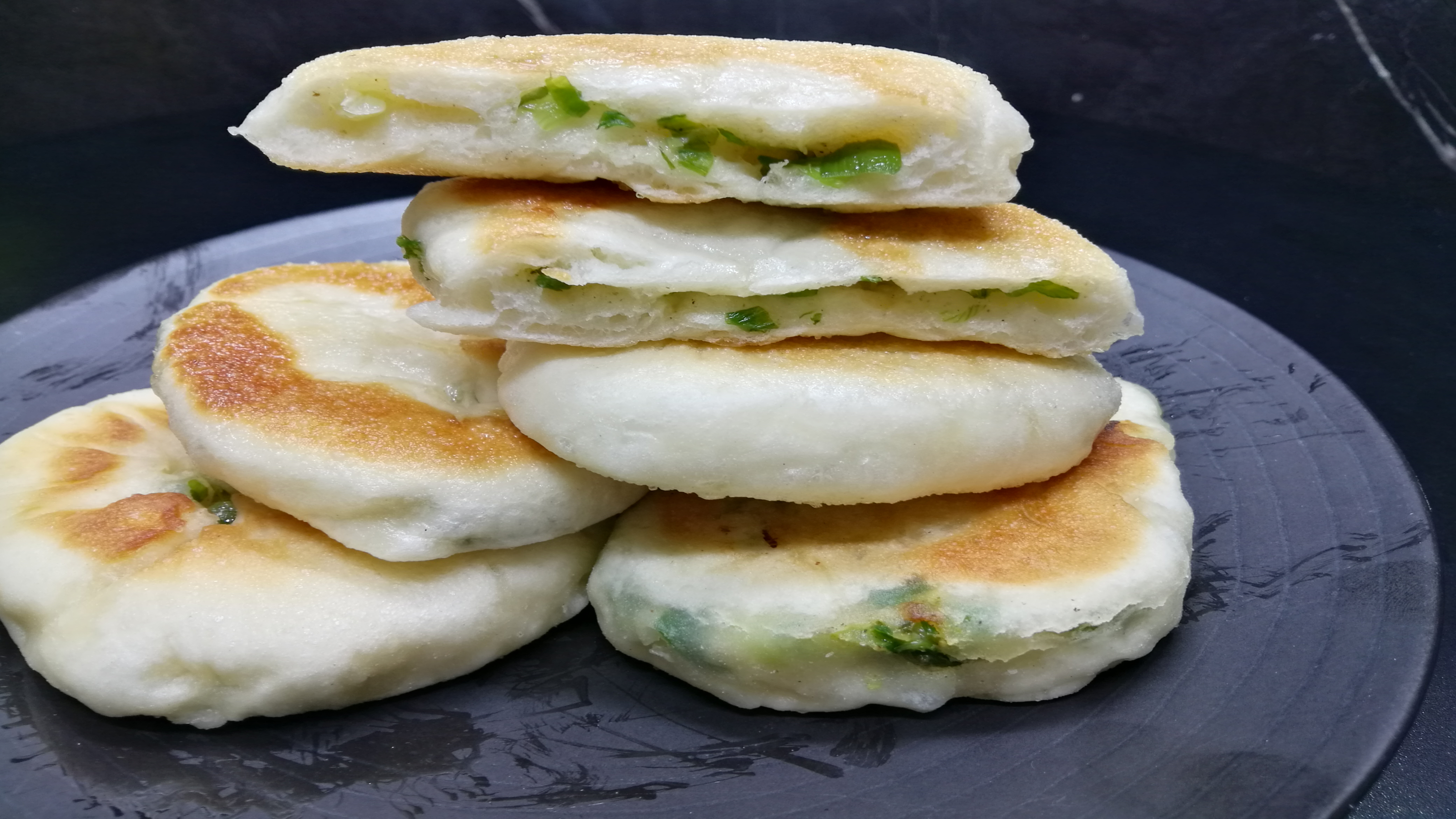 葱花煎饼咸香酥软,口口留香,做法有技巧,早餐夜宵都是它