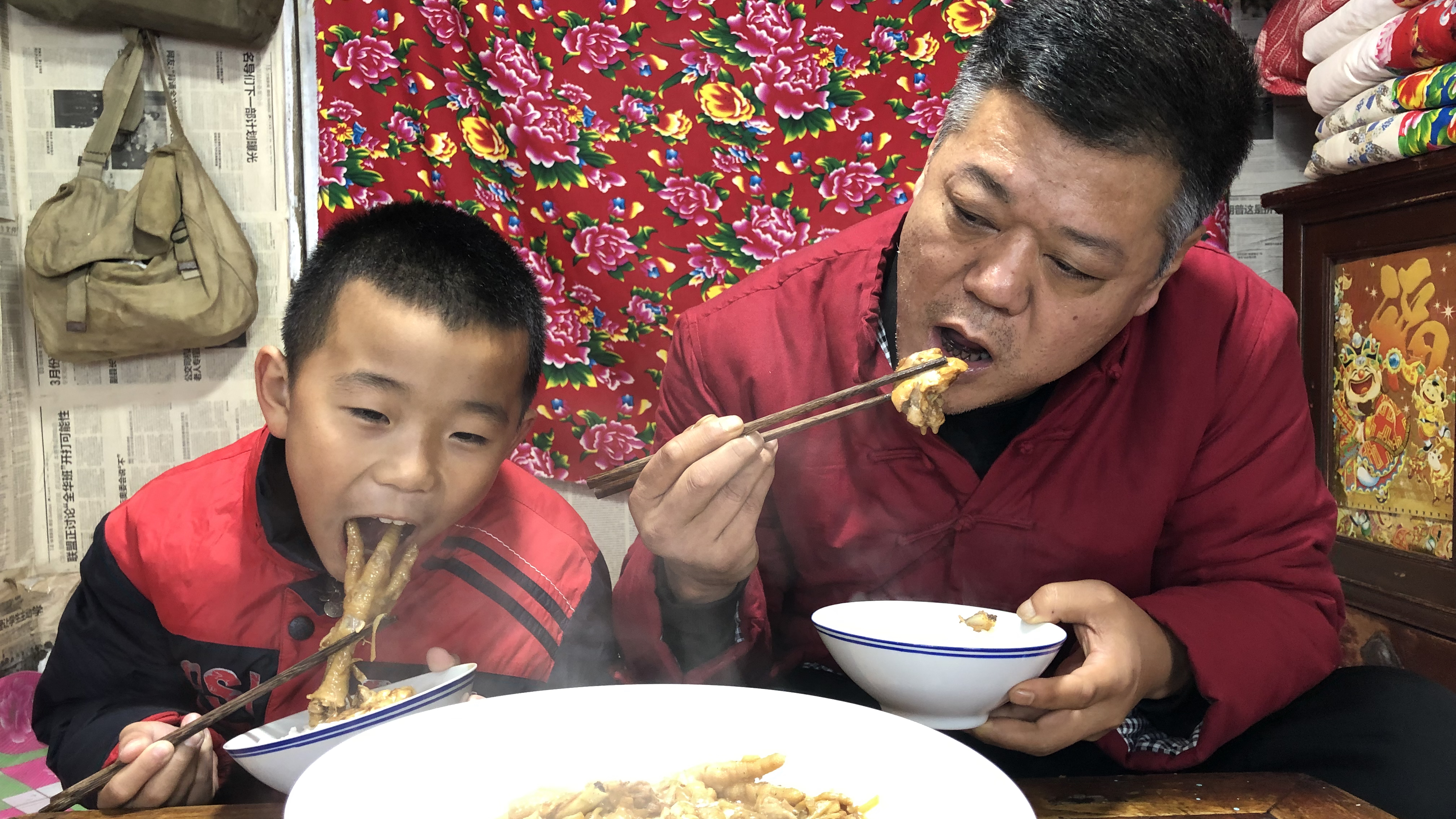 农家菜鸡腿炖干葫芦条纯纯的下饭菜,爷俩抢着干饭,太哇塞了!