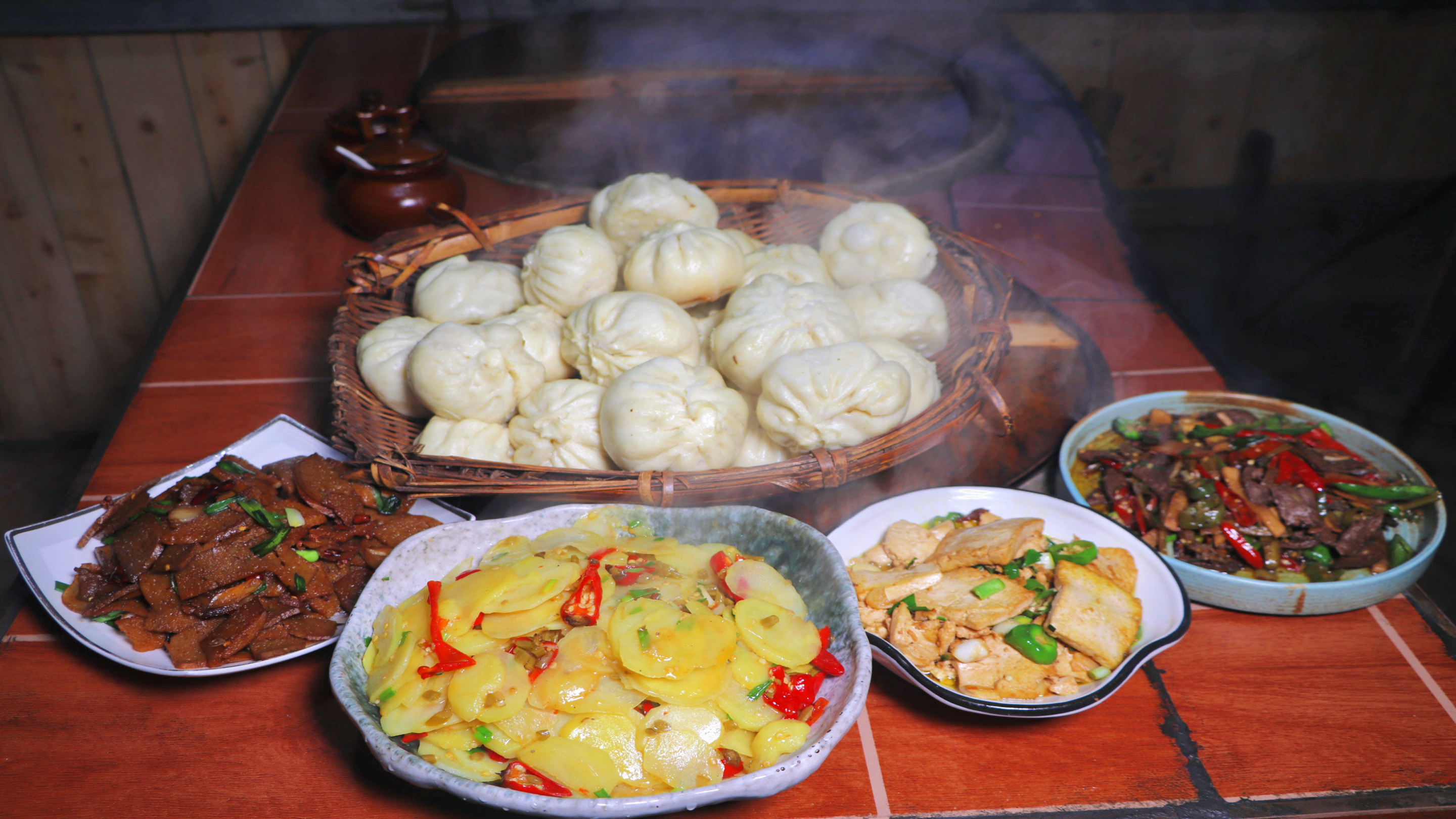 今天换个口味,做个腊肉盐菜和酸菜包子,突然来客人了就凑合着吃