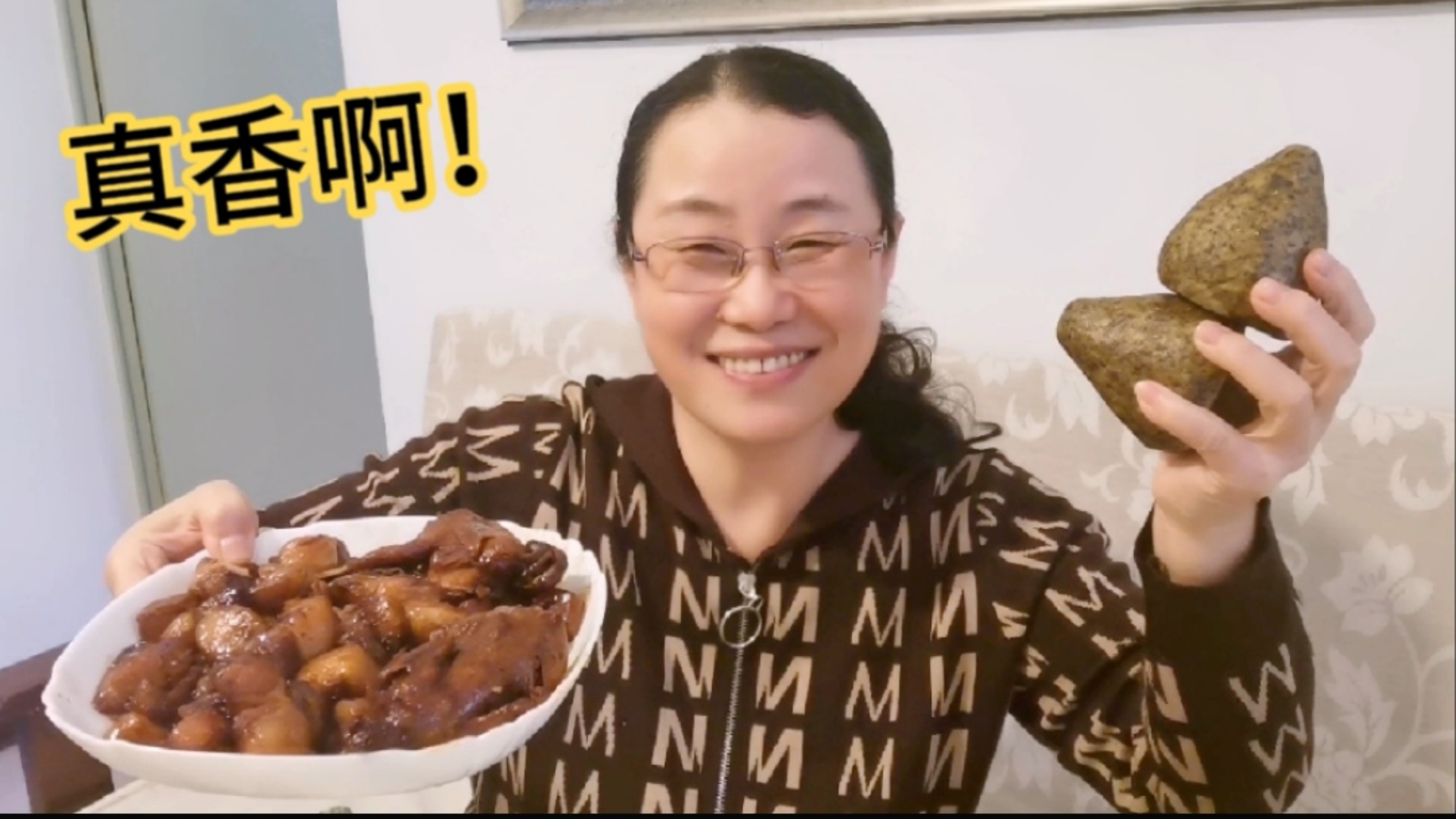 没想到黑猪肉和鹌鹑一锅炖,嗯呐姨不爱吃肥肉的连吃3块,真香啊