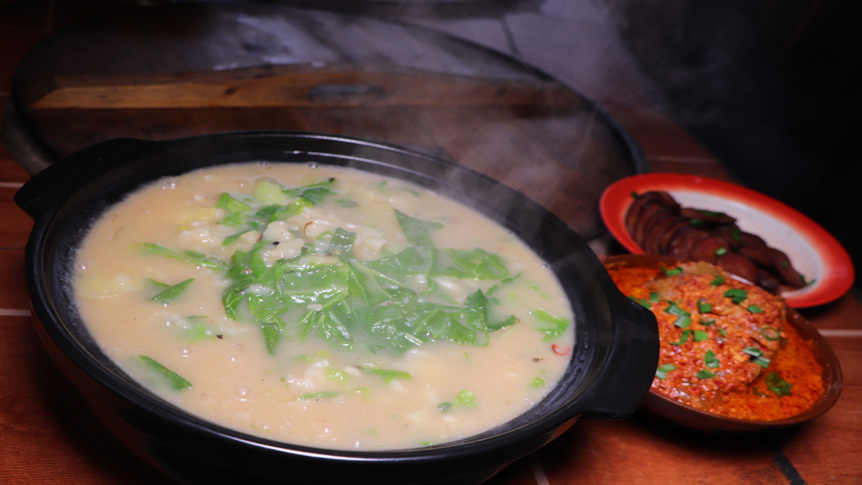 趁天气好多准备点柴火,做一锅儿洋芋拌汤(鸡脑壳),很美味!