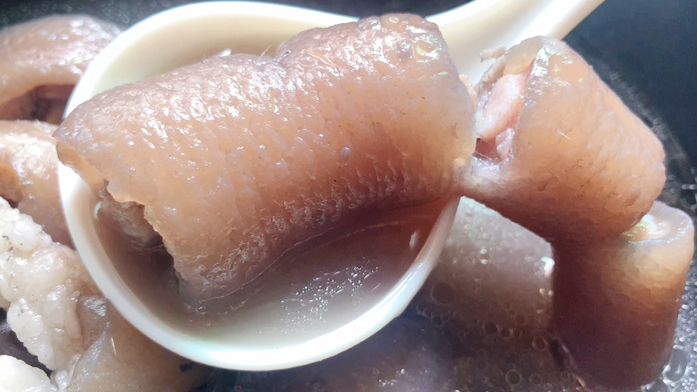 男人腰板比较差,经常腰酸背痛,女人月子没做好,常喝巴杜猪尾汤