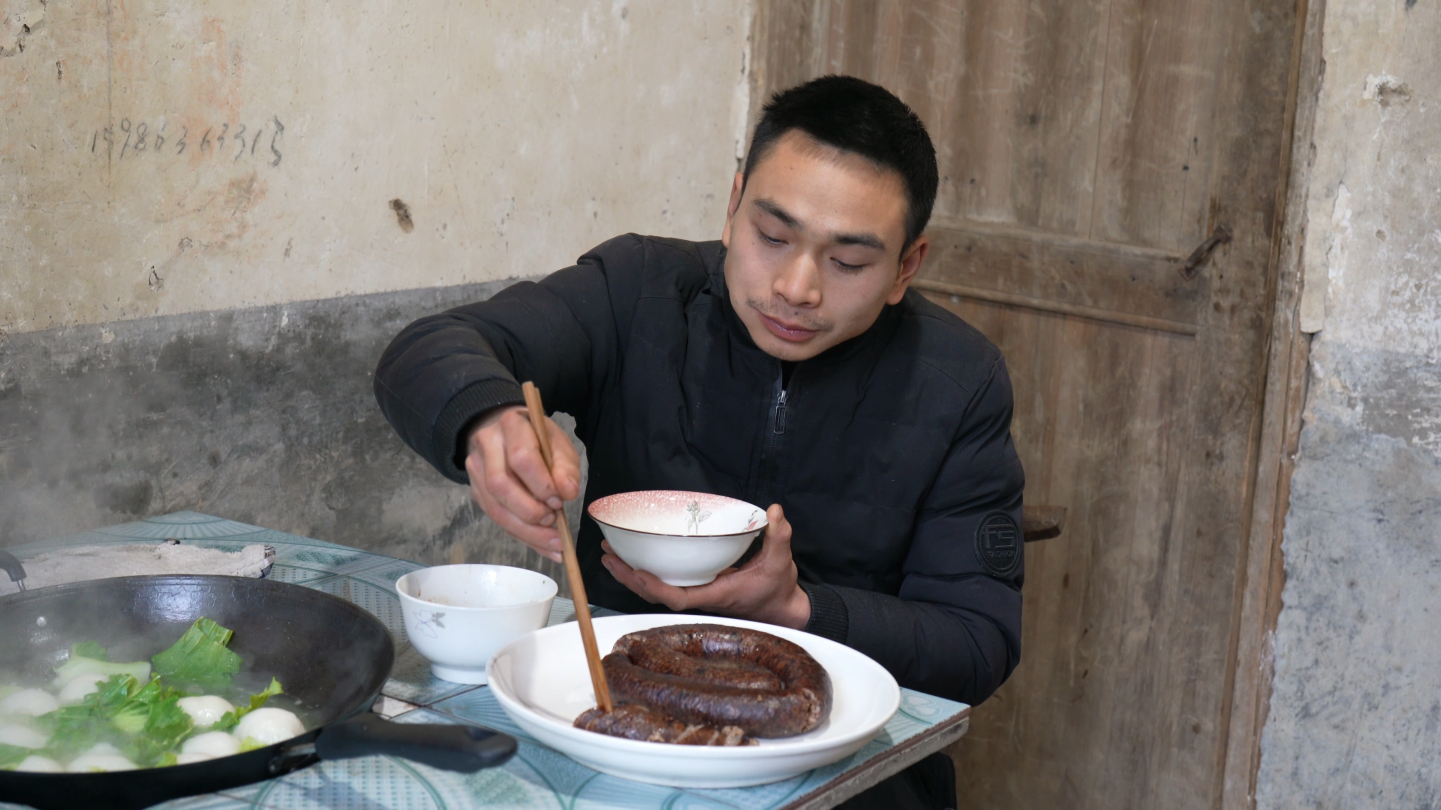 阿炯制作糯米猪血肠,咸香软糯做法简单,好吃不腻人