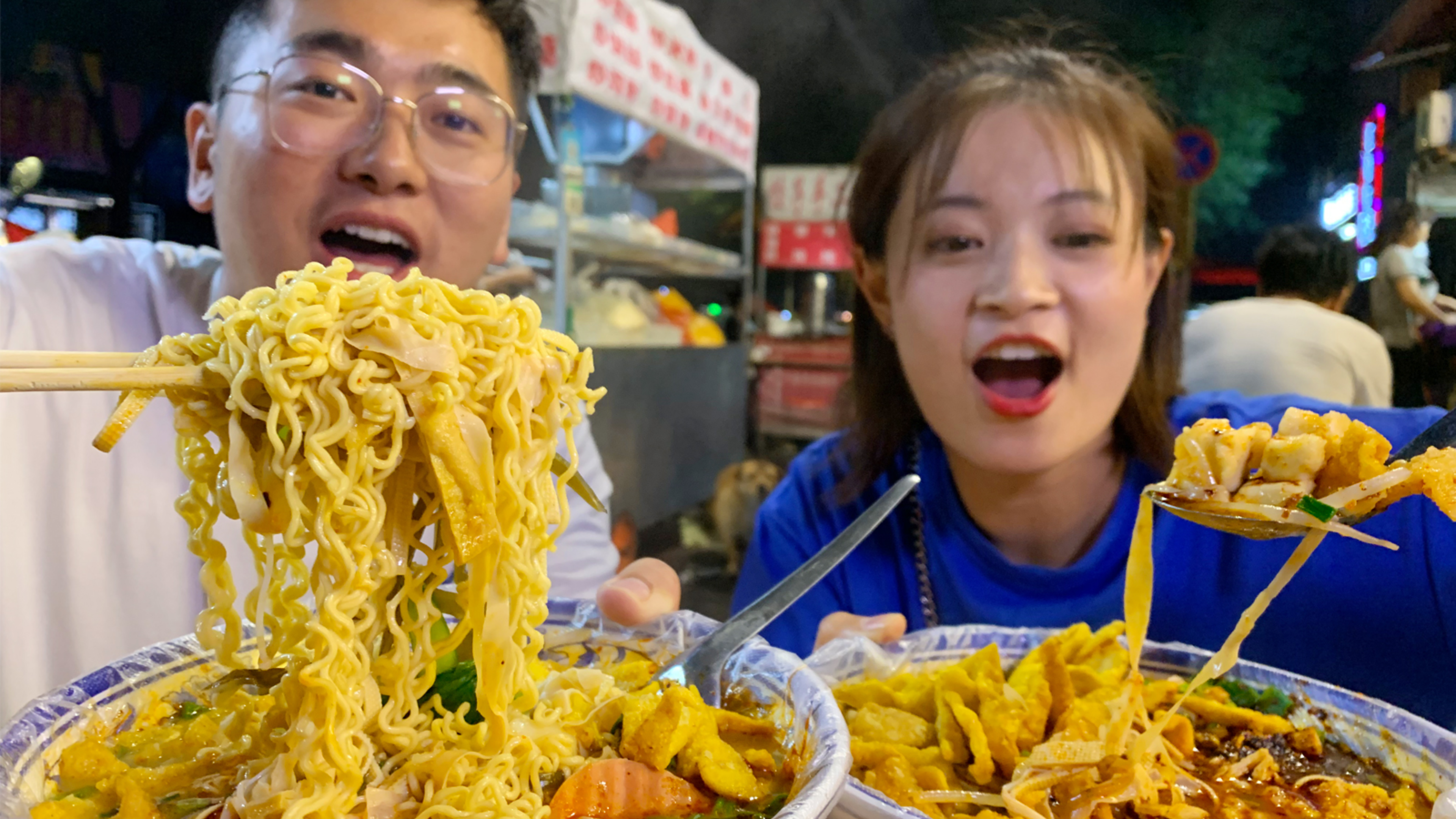 西安街头吃宵夜,被陕西大哥亲口安排:必须吃蒜!必须喝汤!