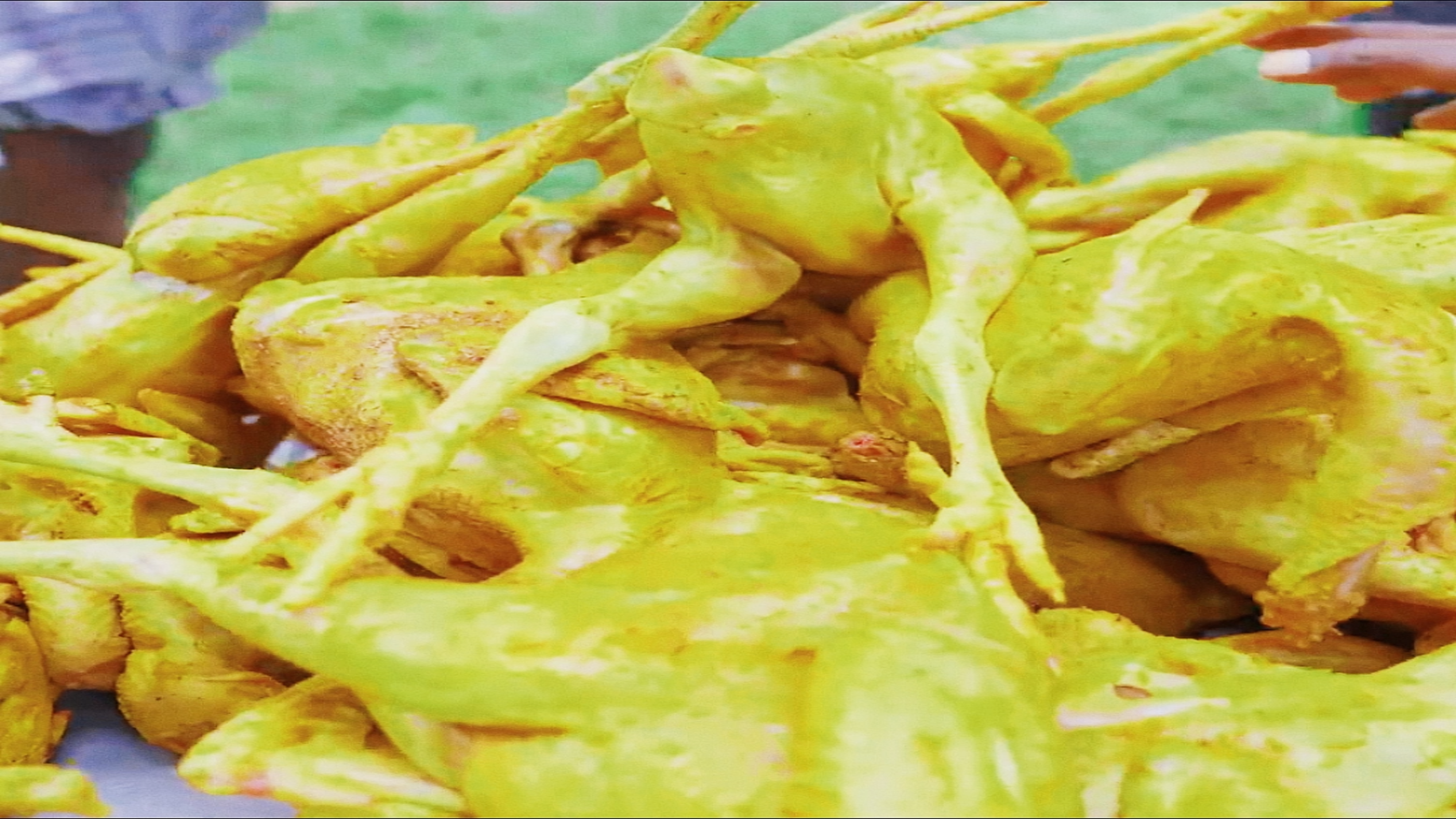 三黄鸡怎么做好吃?看看印度版的吃鸡,先煮后炒,上百人拌着米饭吃