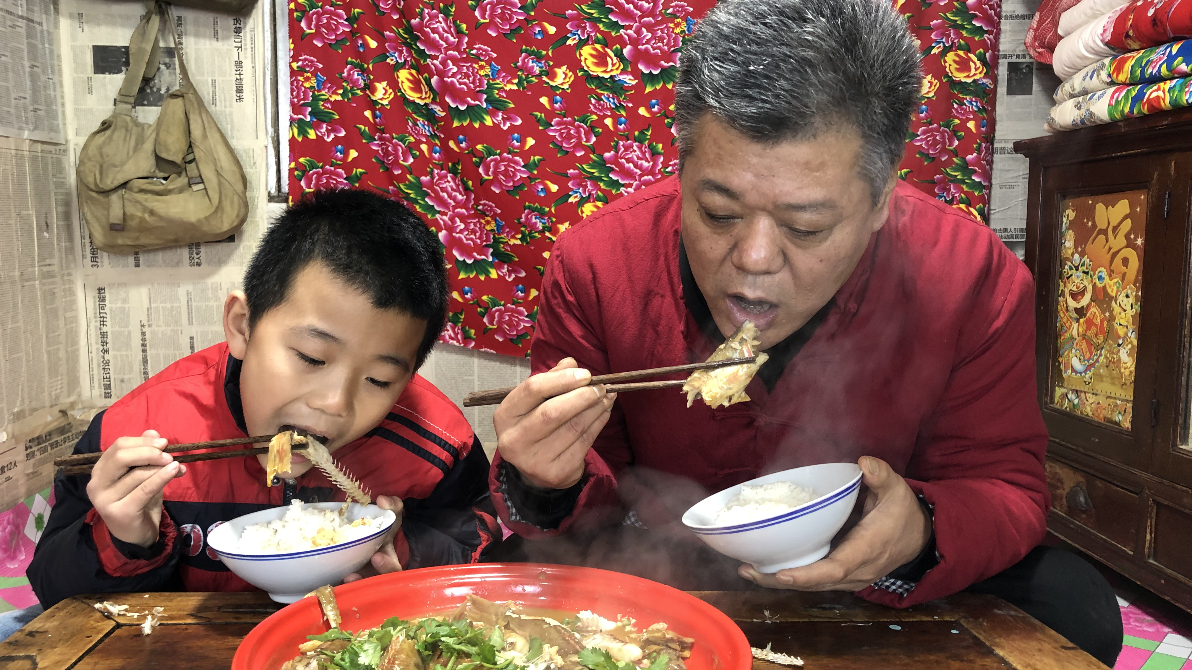 农家大铁锅炖的红娘子鱼老鲜亮了,一家三口吃的太美了!