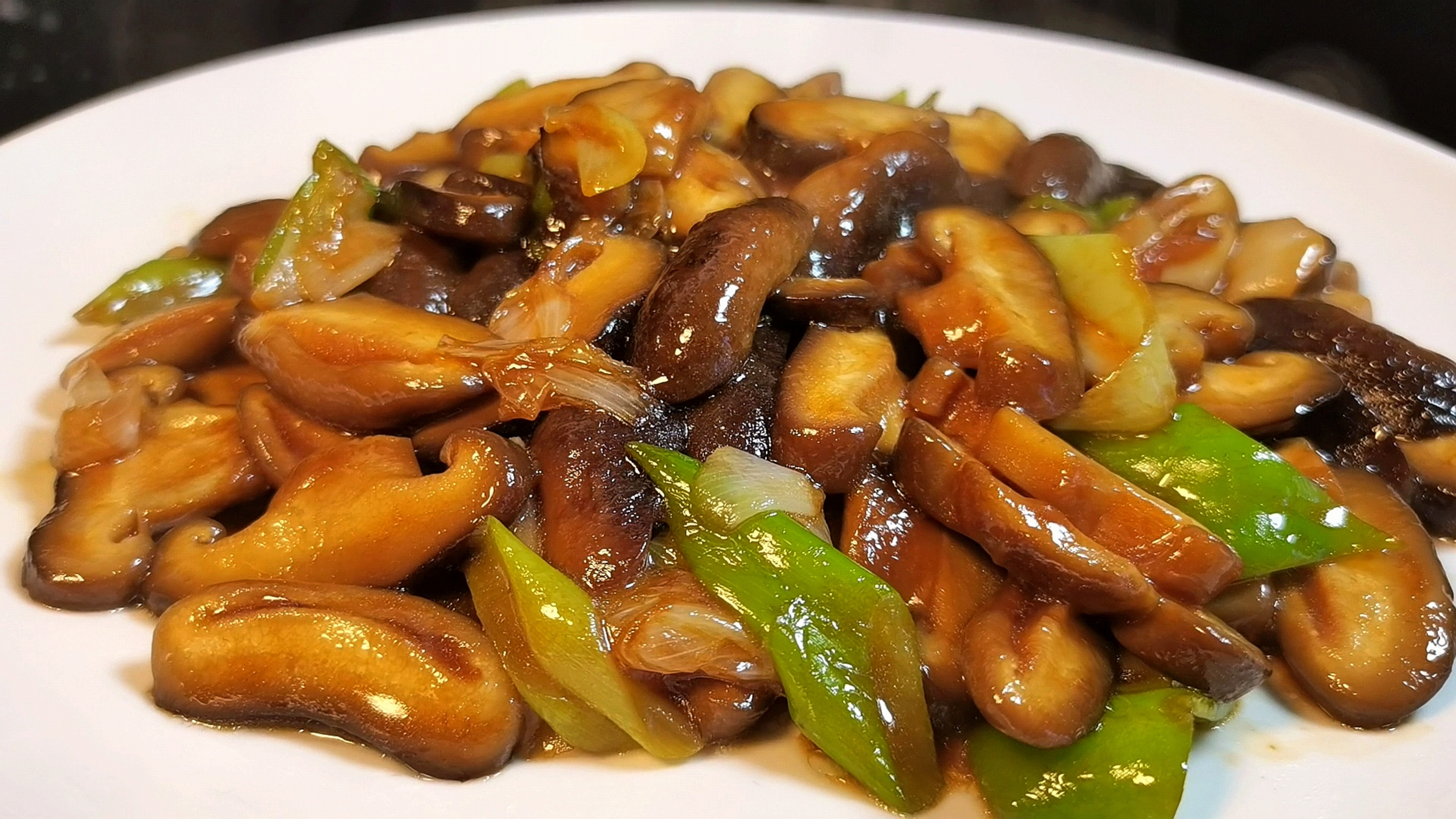 香菇这样做简单又好吃，口感滑嫩，葱香浓郁，每次做都吃不够