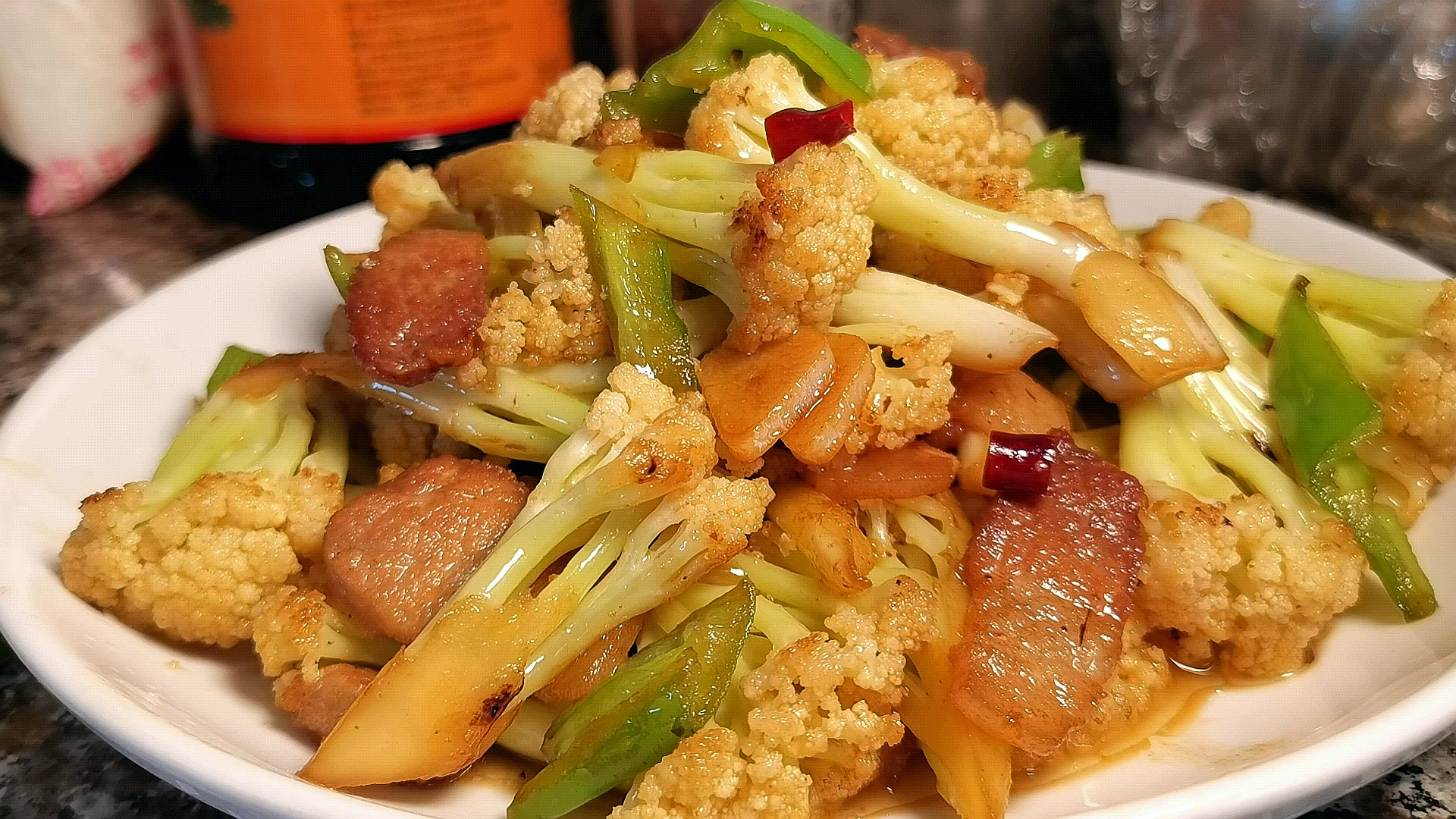 干煸花菜有人焯水有人过油，都不用，多加一步，出锅香辣脆爽