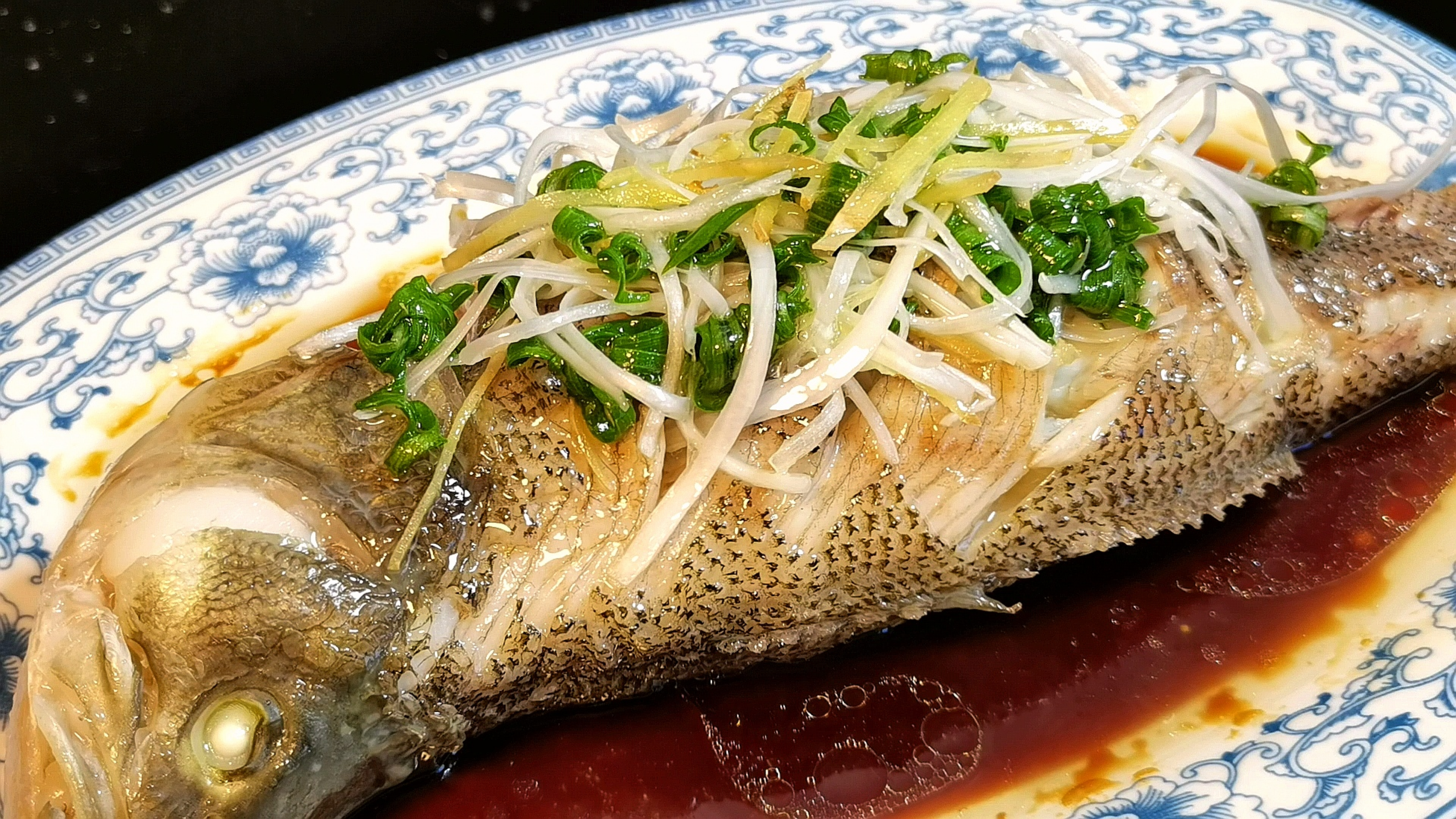 鲈鱼我家最爱这种做法,又快又简单,鱼肉鲜嫩细腻,好吃没有腥味