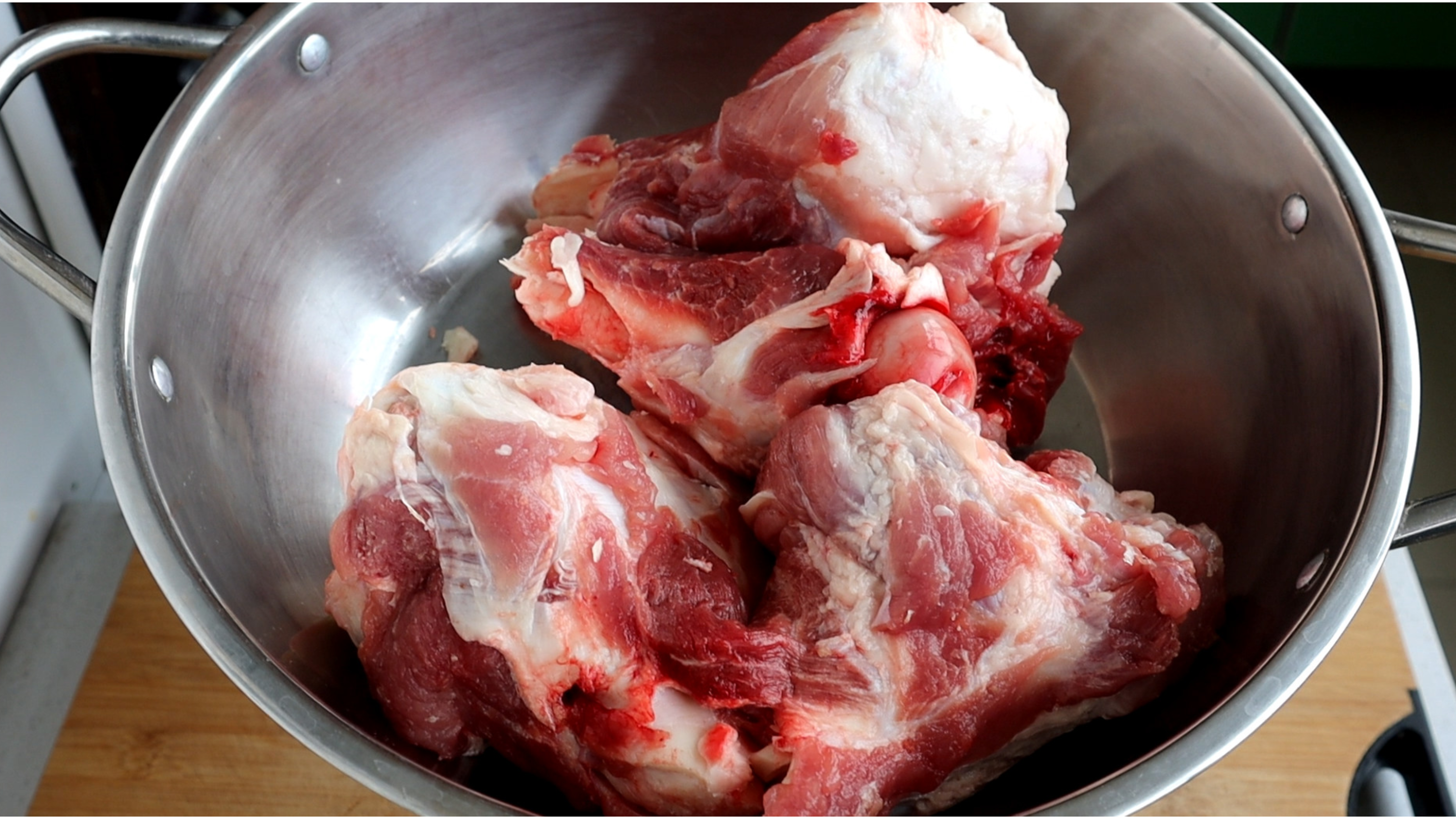 炖骨头汤，记住不要直接炖，诀窍告诉你，汤浓肉香不油腻，无腥味