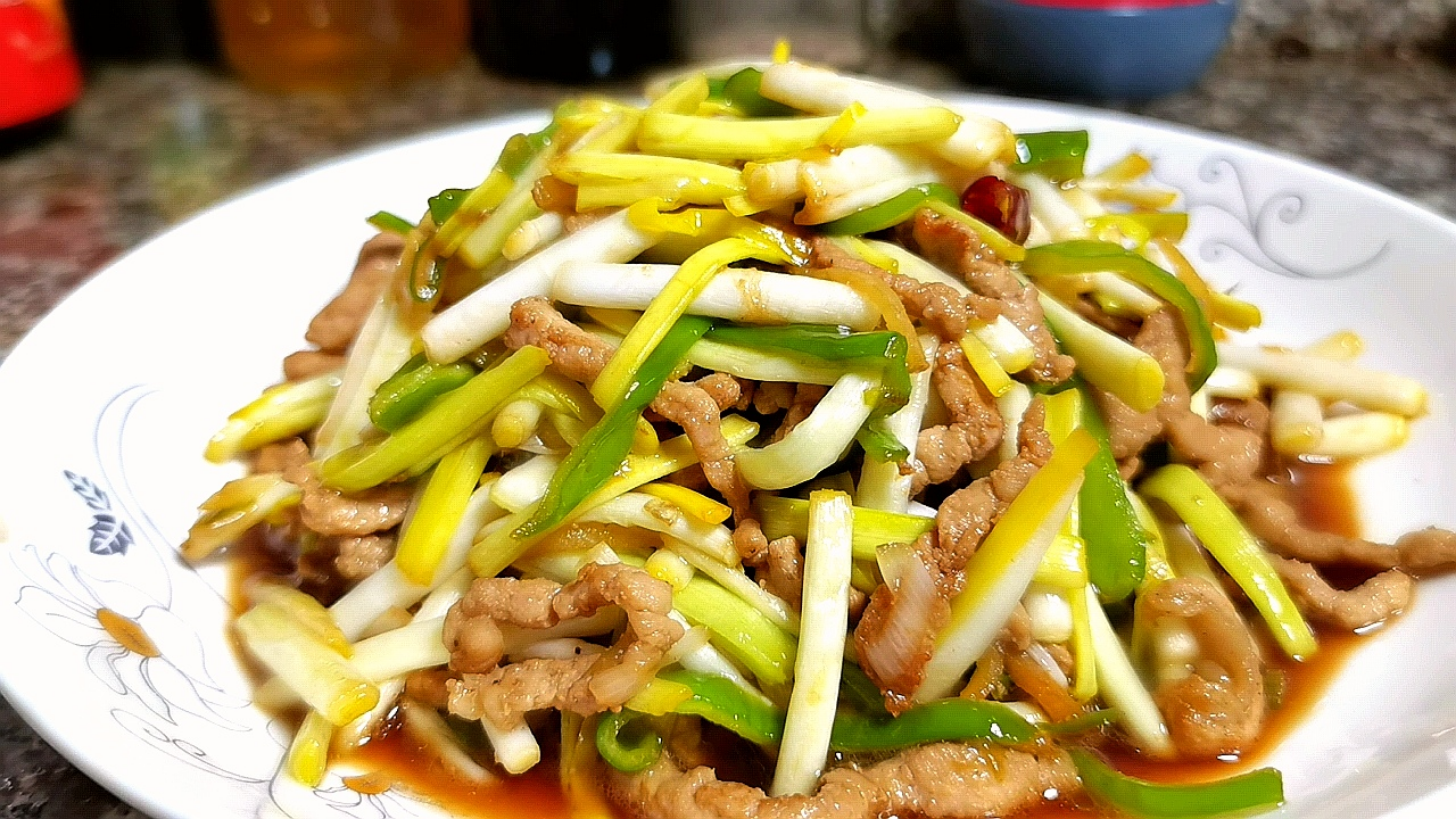 蒜黄炒肉丝怎么做好吃，大厨教你简单的家常做法，鲜香入味超下饭