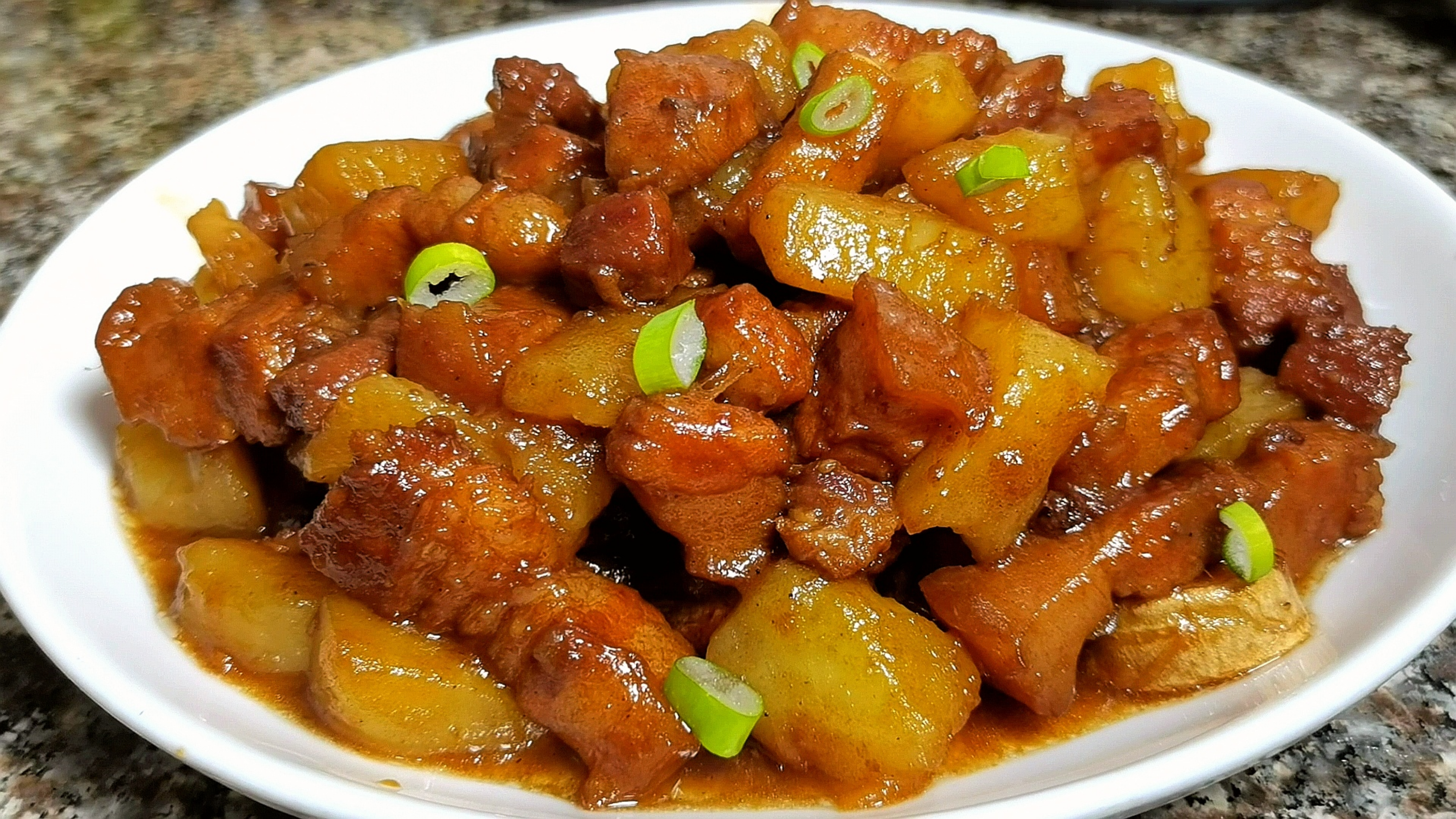 土豆红烧肉怎么做好吃，教你简单家常做法，口感软糯，好吃不油腻