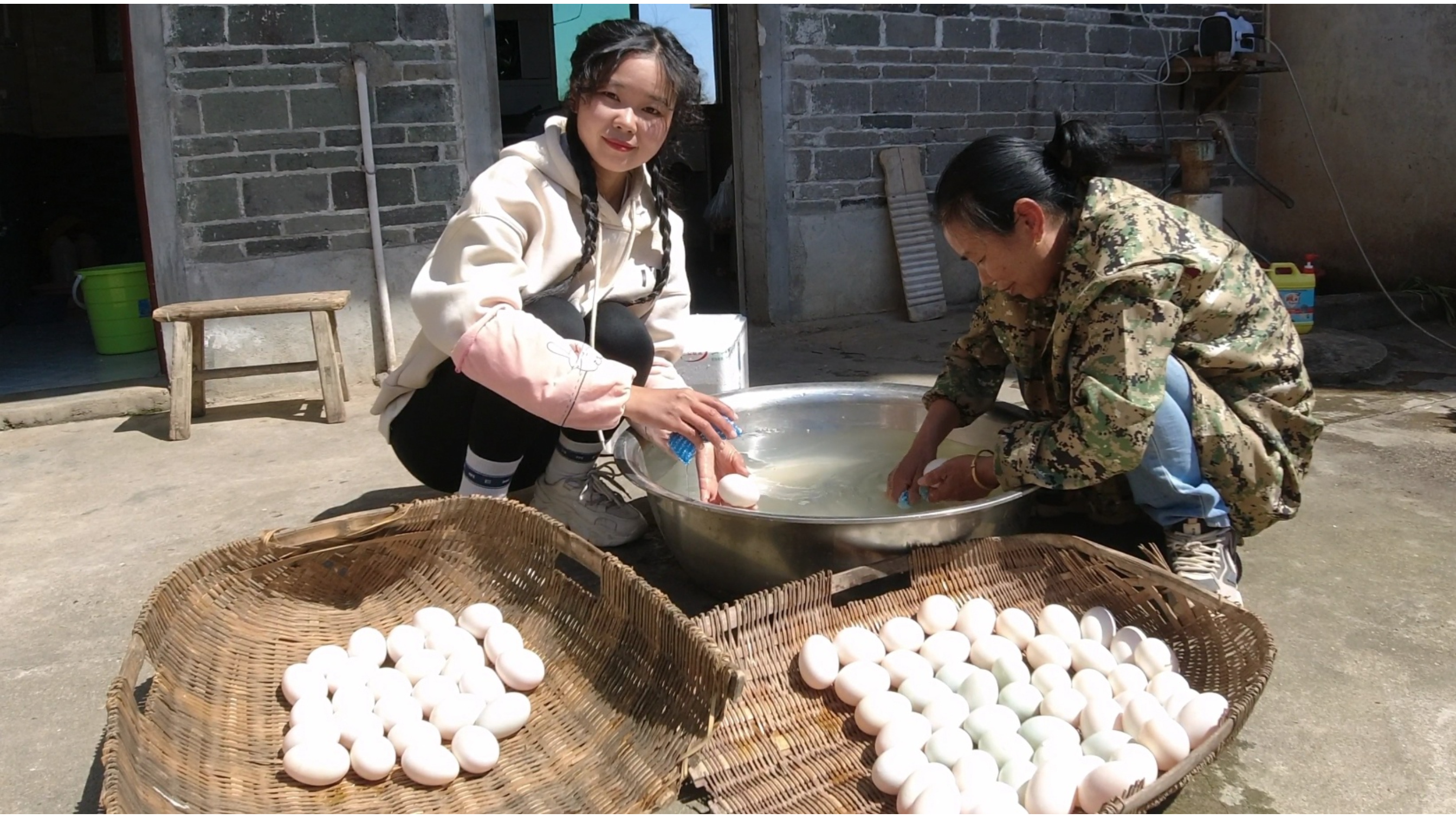 农村妈妈腌制咸鸭蛋,不用泥巴不用酒,简单方便,个个起沙流油!