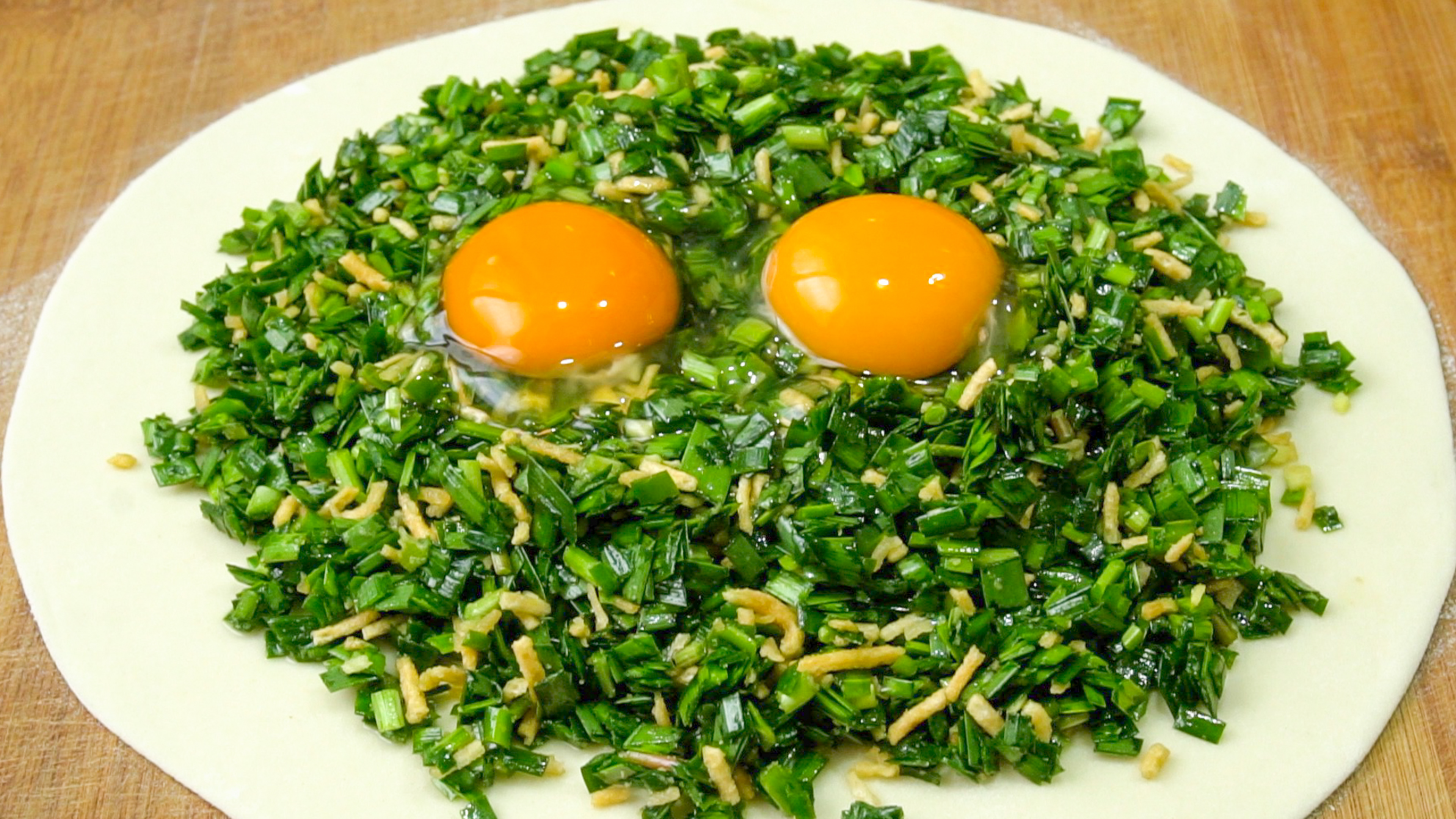 韭菜里打2个鸡蛋,这吃法别提多香了,不用发面,比包子馅饼简单