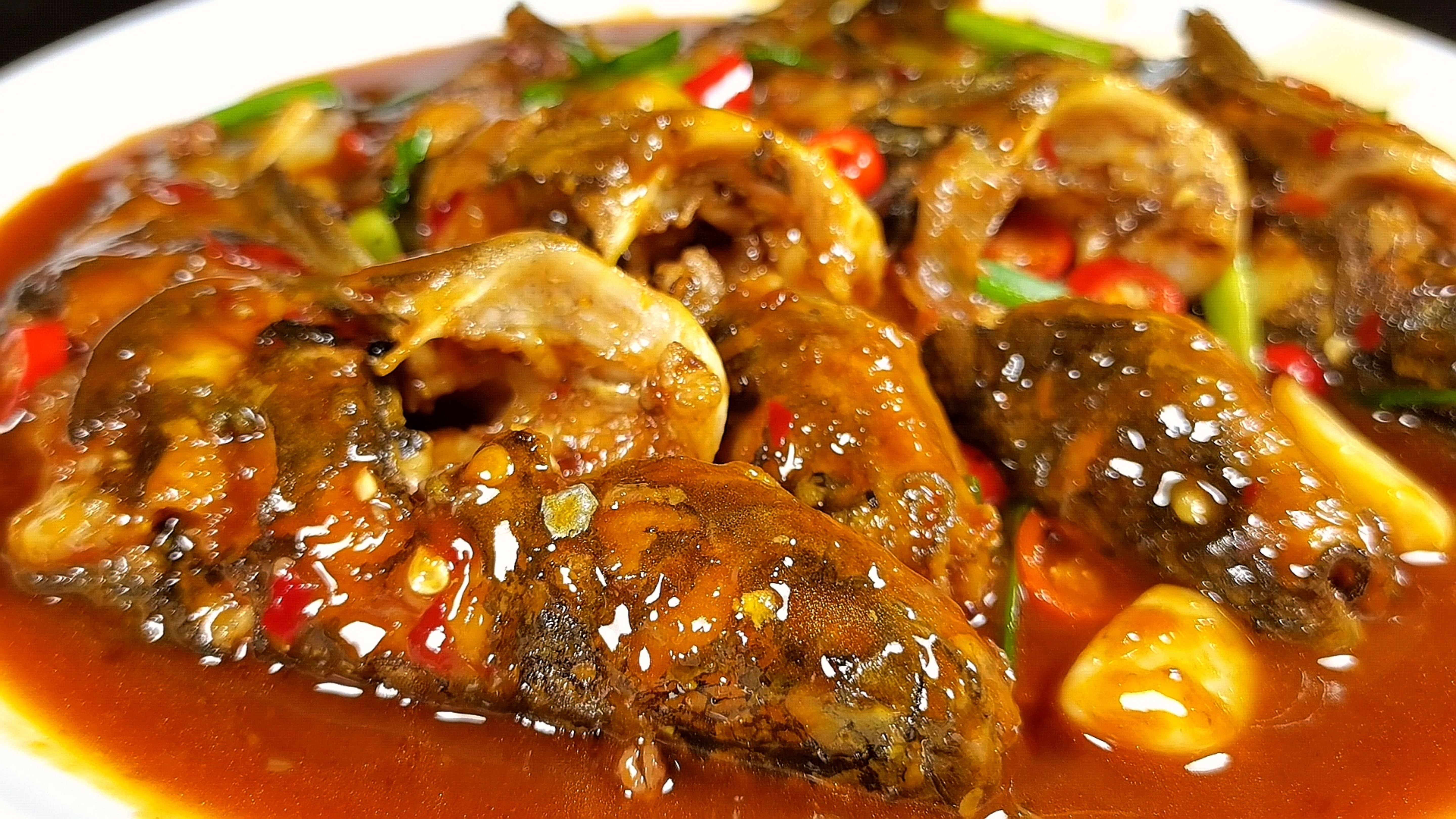 红烧黄骨鱼这样做，不粘锅不破皮，肉质鲜嫩无腥味，下酒又下饭