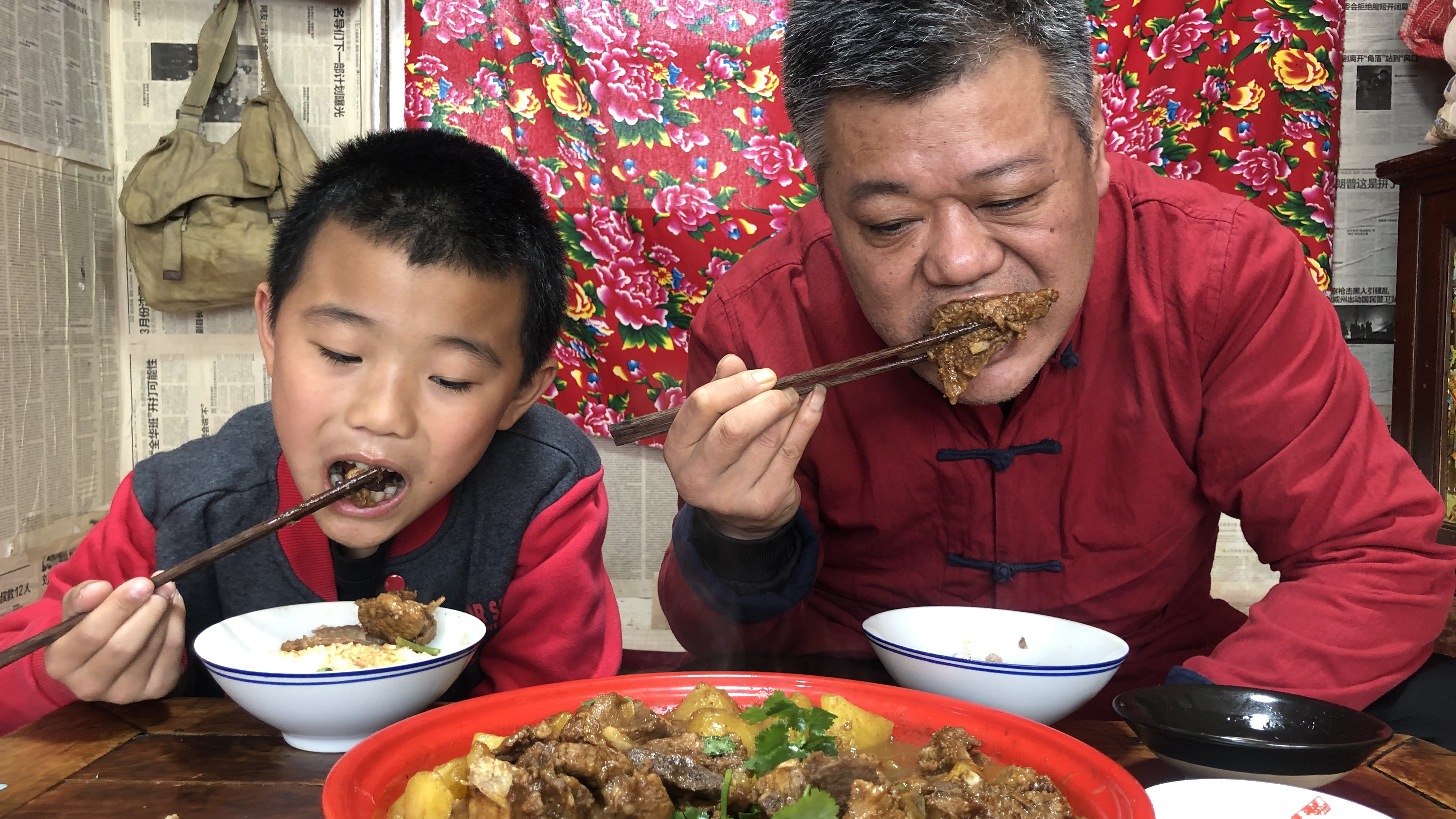 大邱做东北硬菜排骨炖土豆,一家三口坐在小炕上吃滴嘎嘎香!真毕