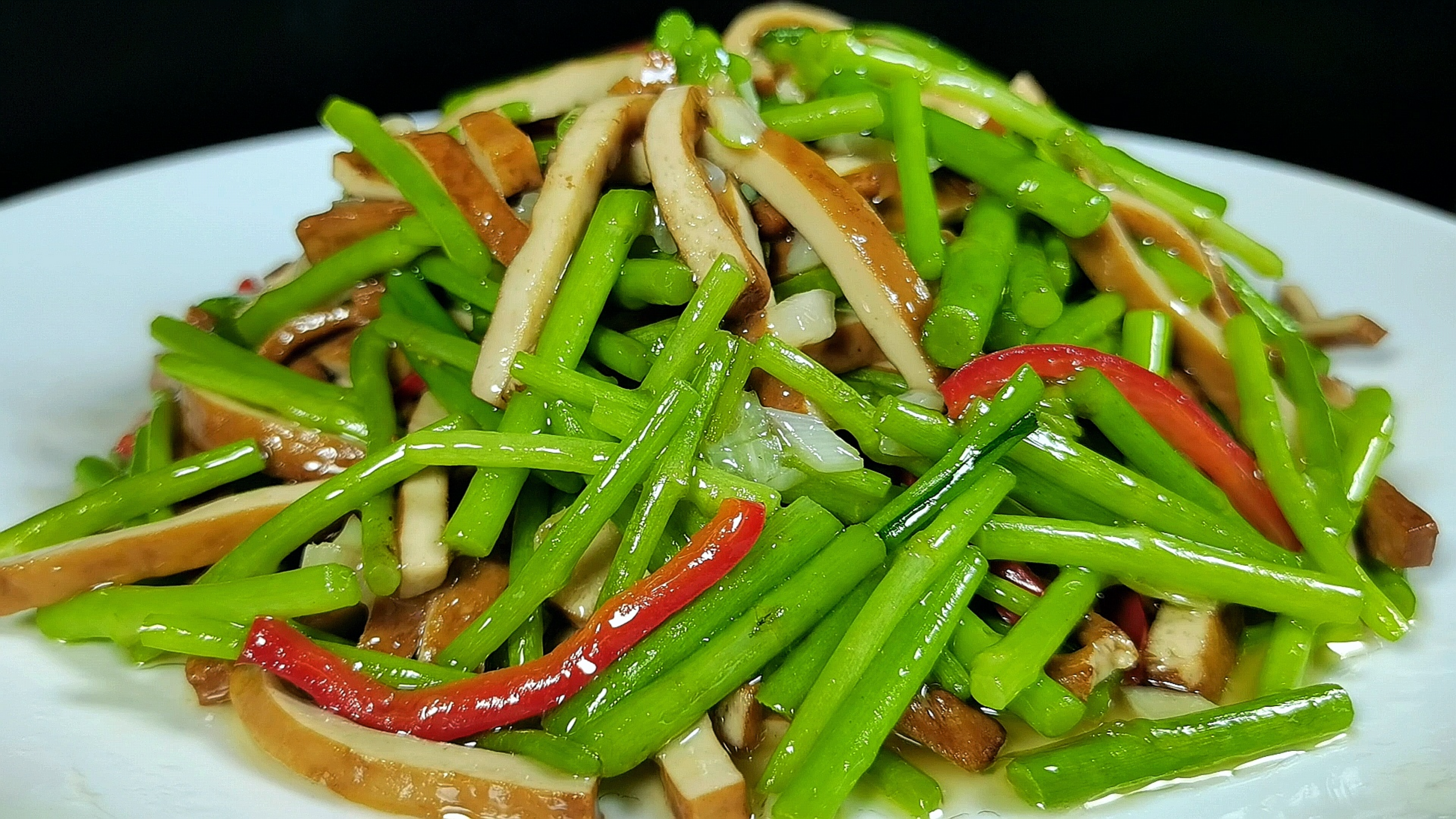 春天的芦蒿营养又美味,加几块香干炒一炒,清香解腻,开胃又下饭