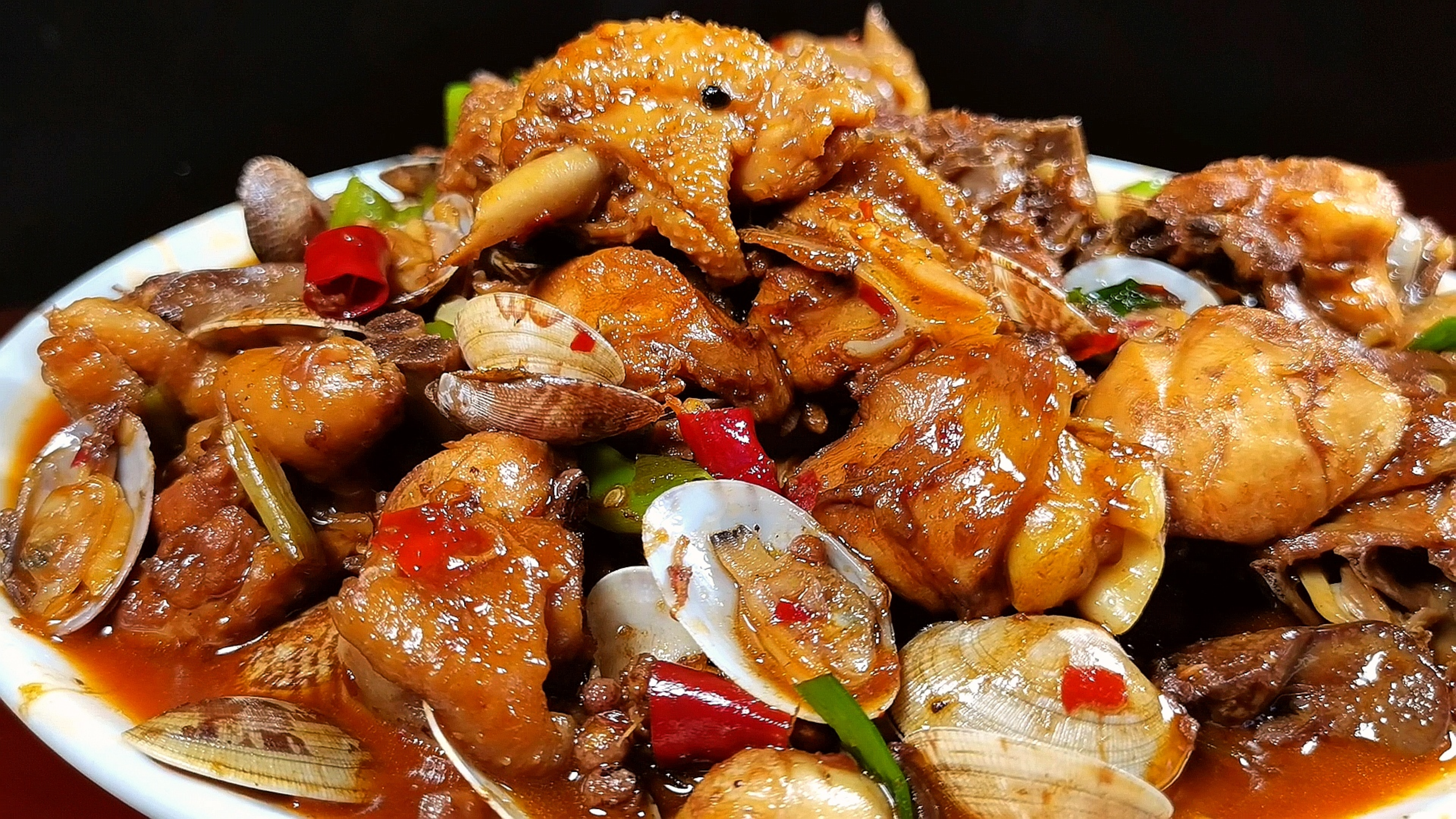 当花甲遇到鸡,鲜上加鲜,鸡肉鲜香入味,花甲嫩滑无泥沙,超下饭