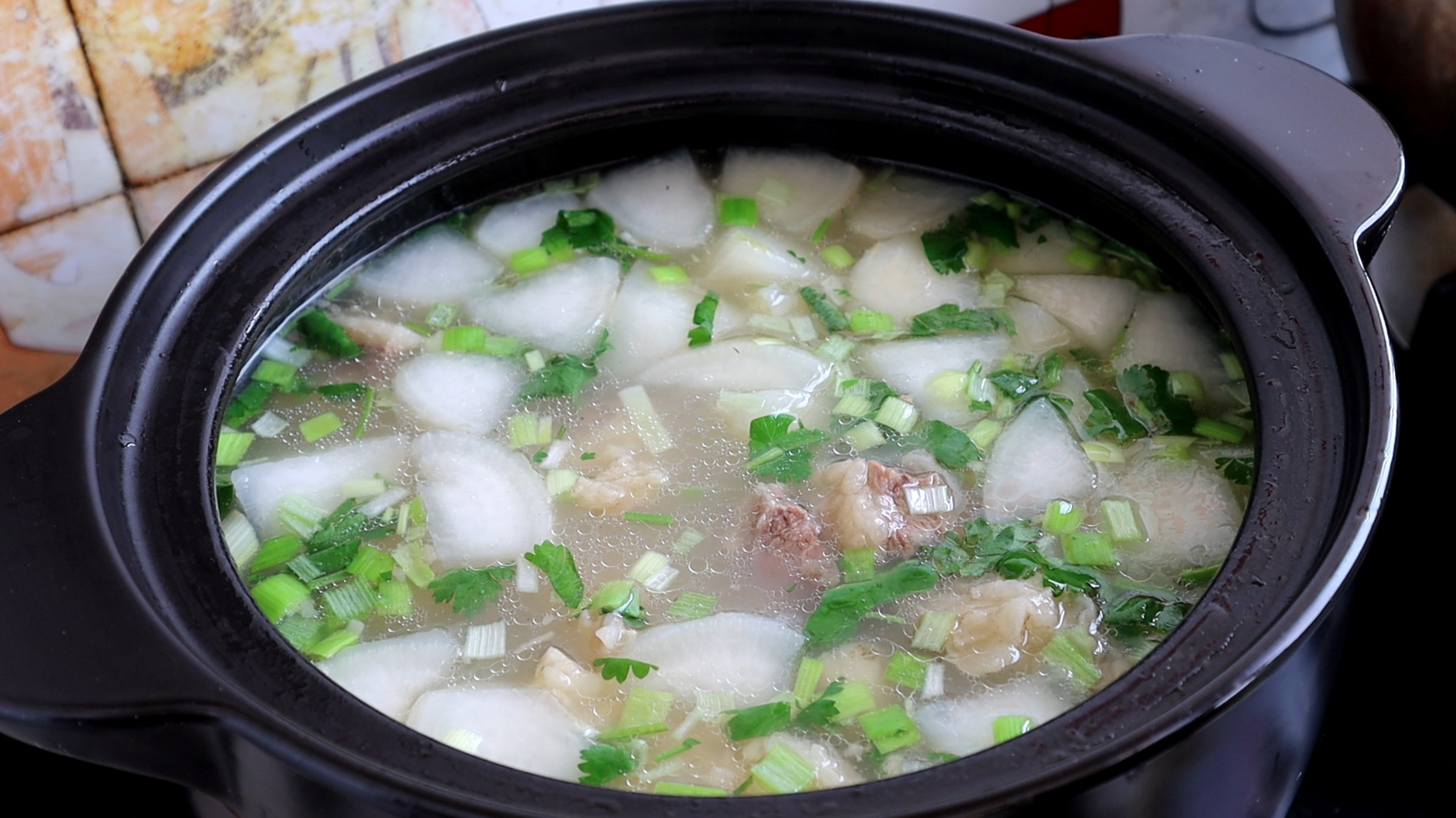 炖牛肉汤，记住不要直接炖，诀窍告诉你，牛肉汤浓肉香，无腥味