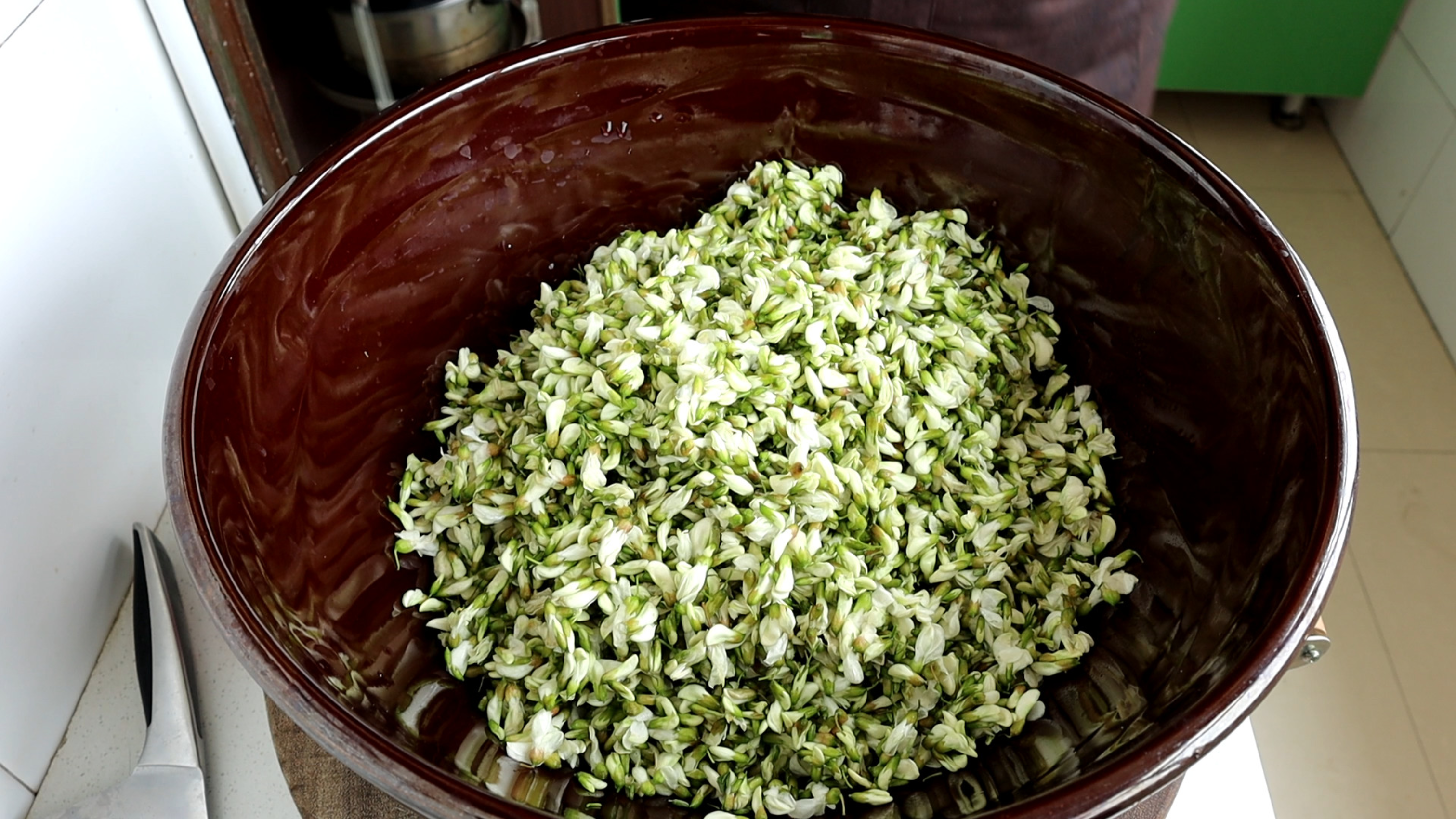 春天的槐花最好吃，这样一次做一盆不够吃，太香了！