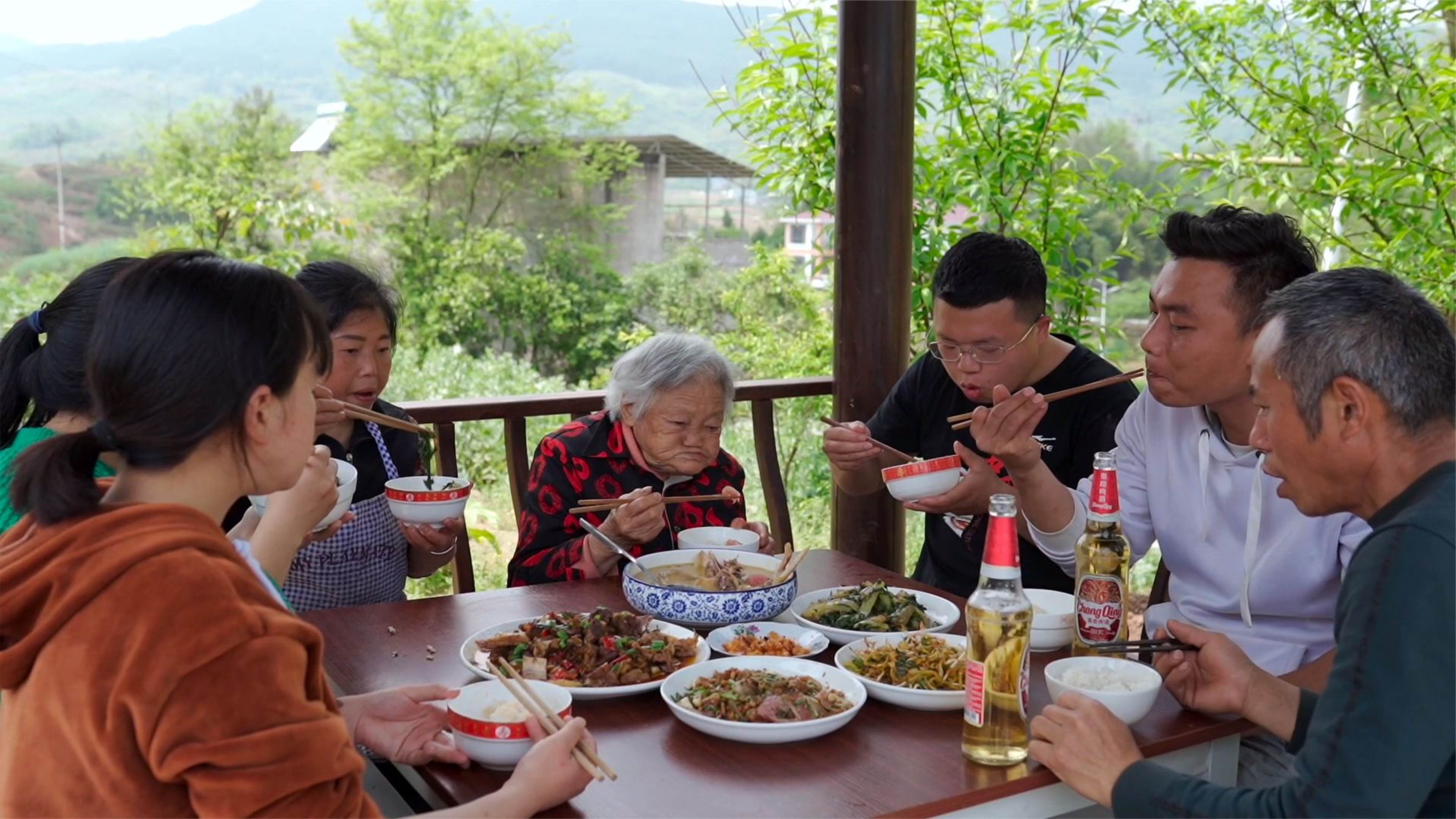 姐姐姐夫过来玩,桃子家杀只八斤大鸭,清汤红烧各一半,香极了!