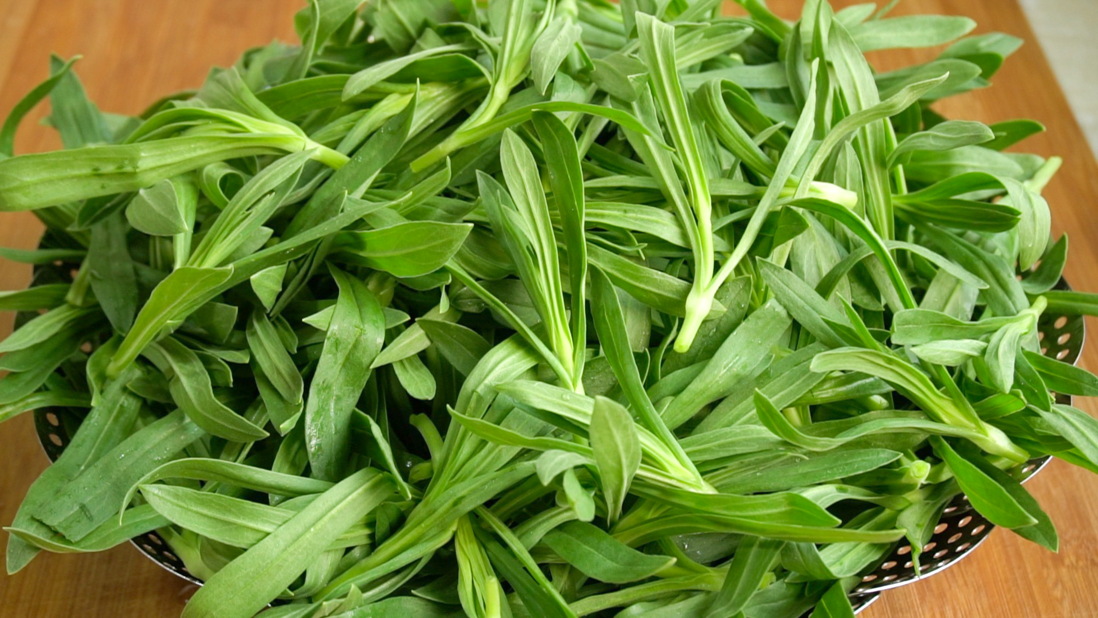 春天要多吃这种野菜,不炒不用煮,口感绵软香辣开胃,营养不流失