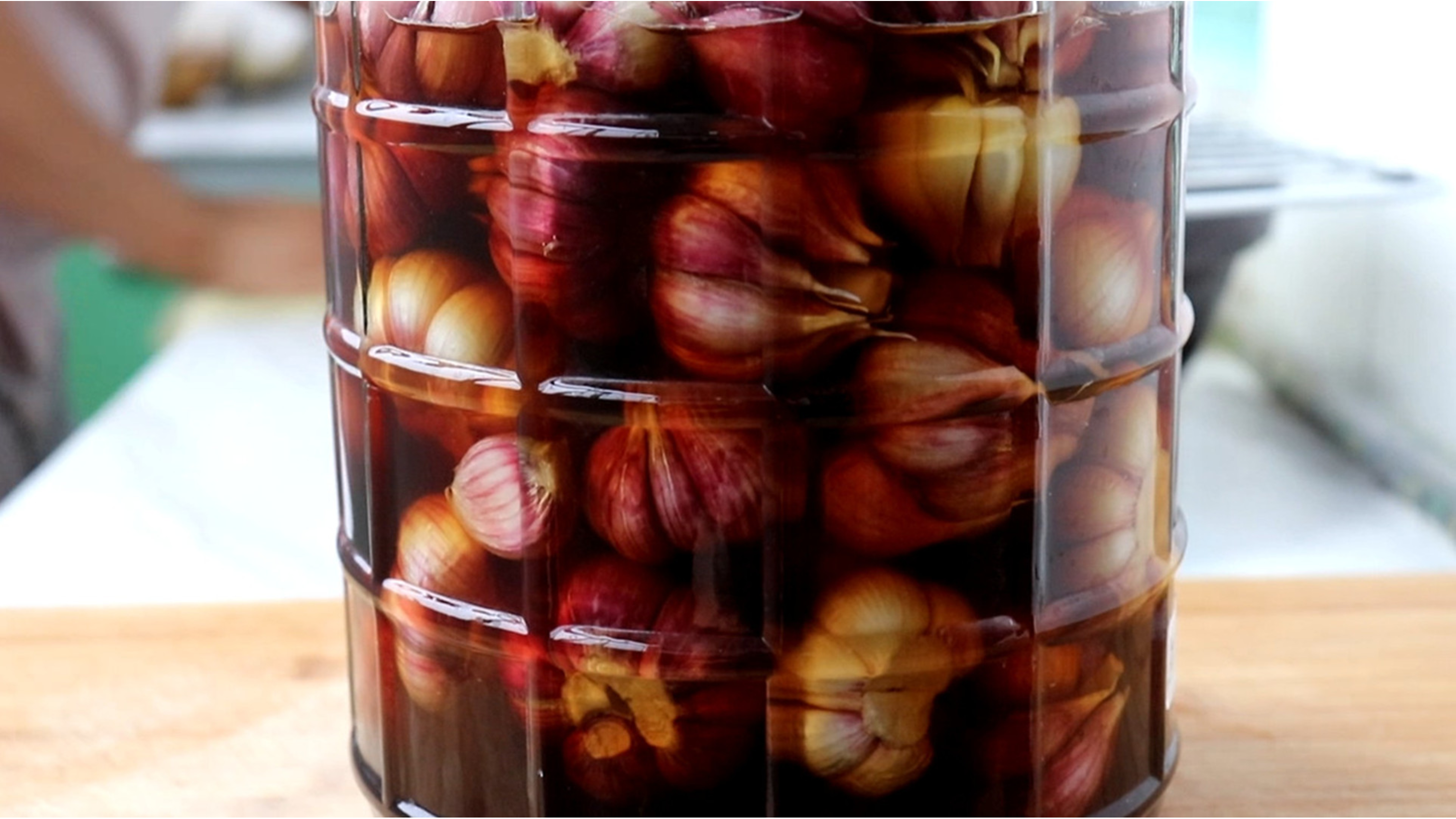 教你在家腌糖蒜，一次买5斤大蒜腌制起来，方法超简单