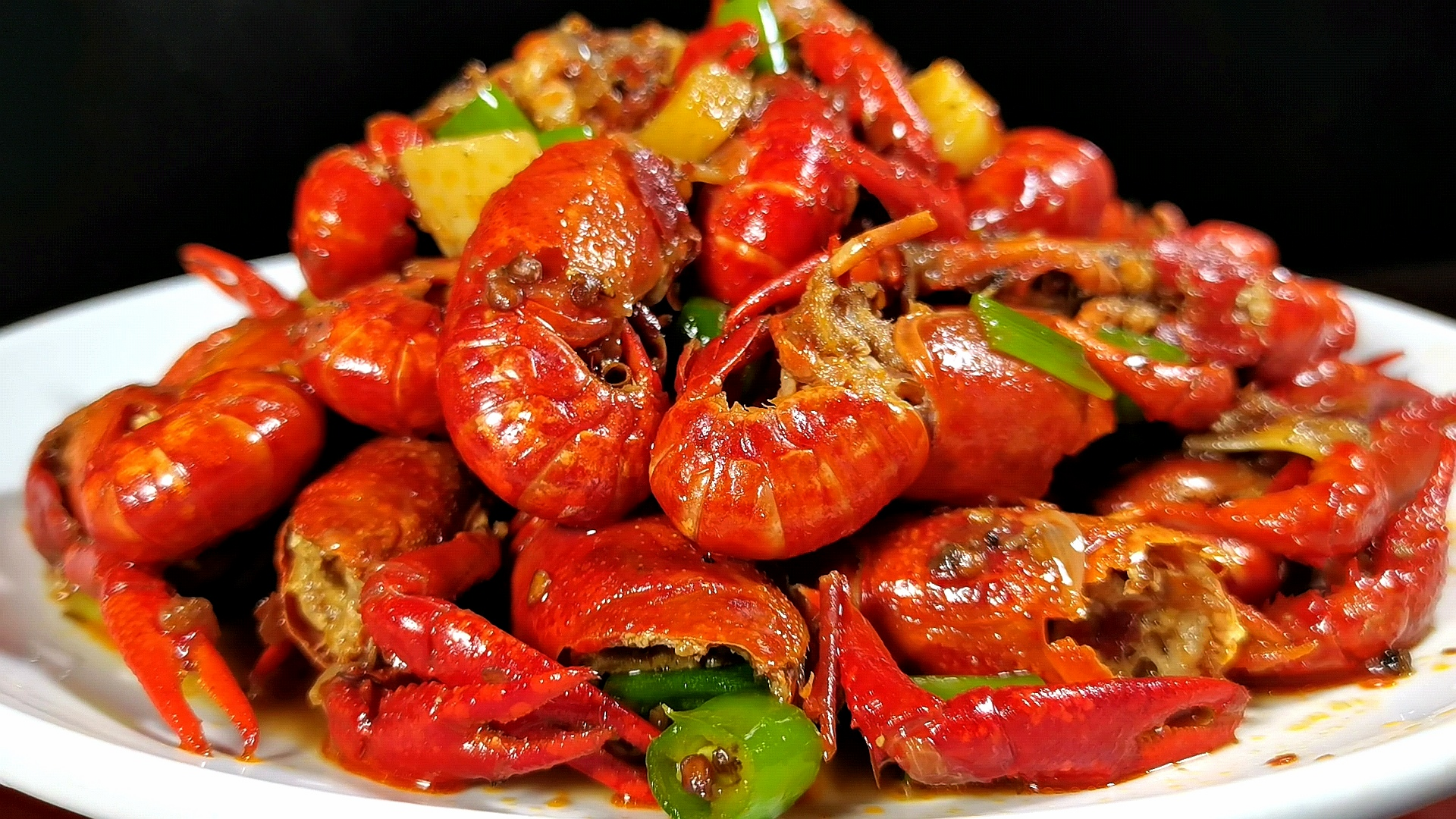 小龙虾简单好吃的家常做法，虾肉鲜嫩入味，香辣过瘾，吃着真解馋