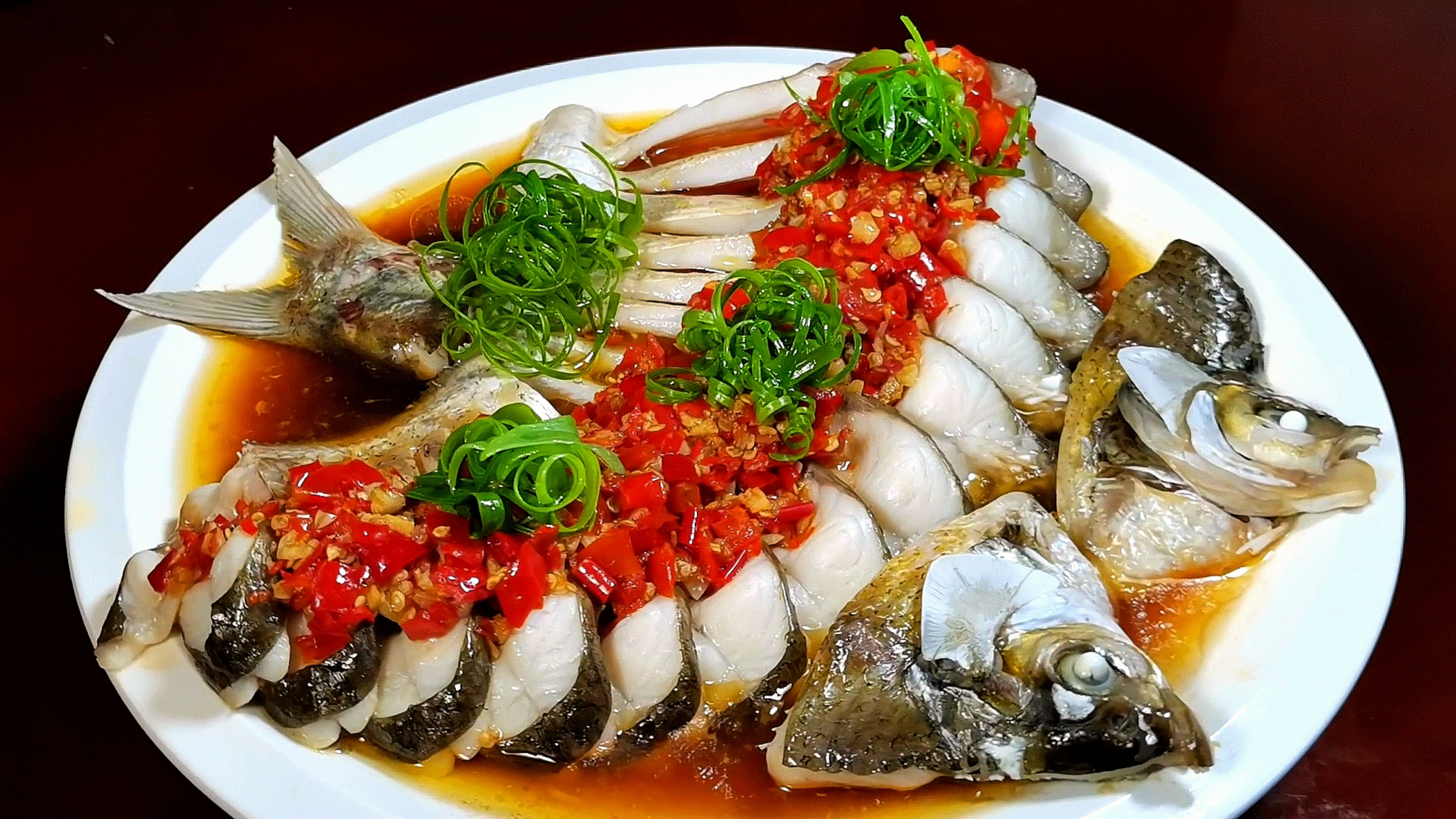 鳊鱼不要做老一套了,教你做剁椒鳊鱼,鱼肉鲜美滑嫩,好看又好吃