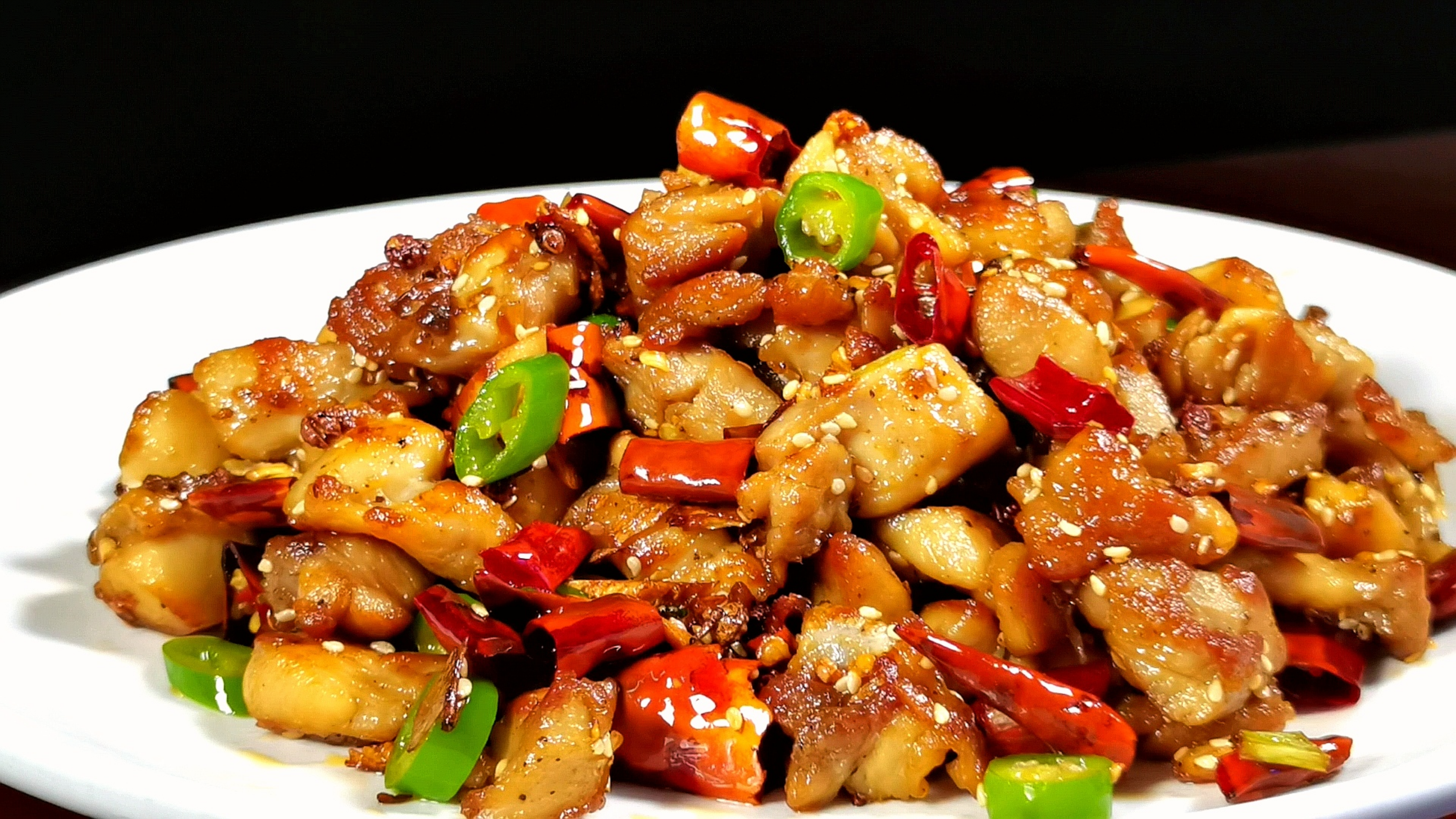 10块钱买2个鸡腿，做了一盘辣子鸡丁，麻辣干香，下酒又下饭