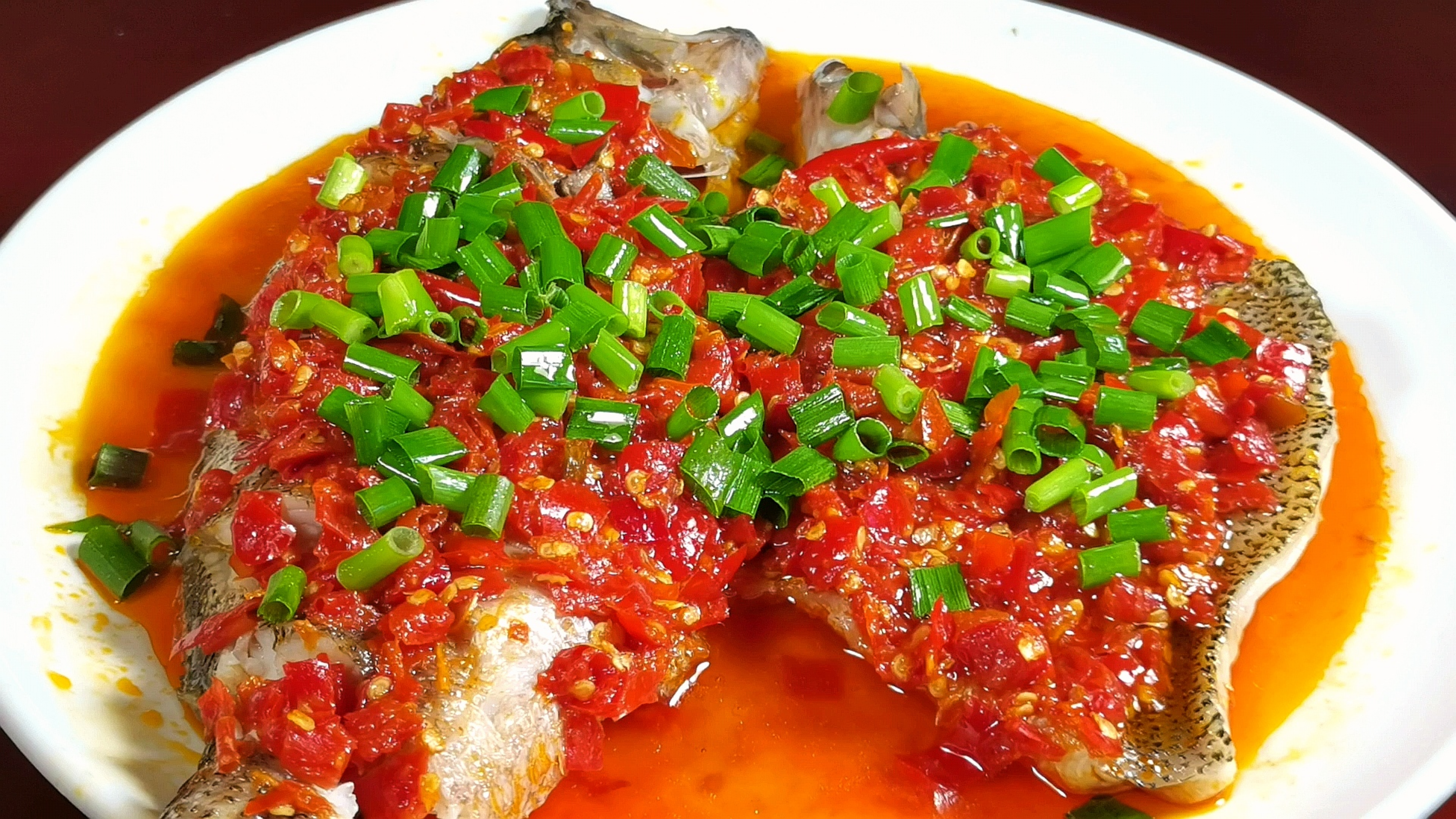 这样做的剁椒蒸鲈鱼，鱼肉滑嫩，鲜香辣爽，做法还特别简单