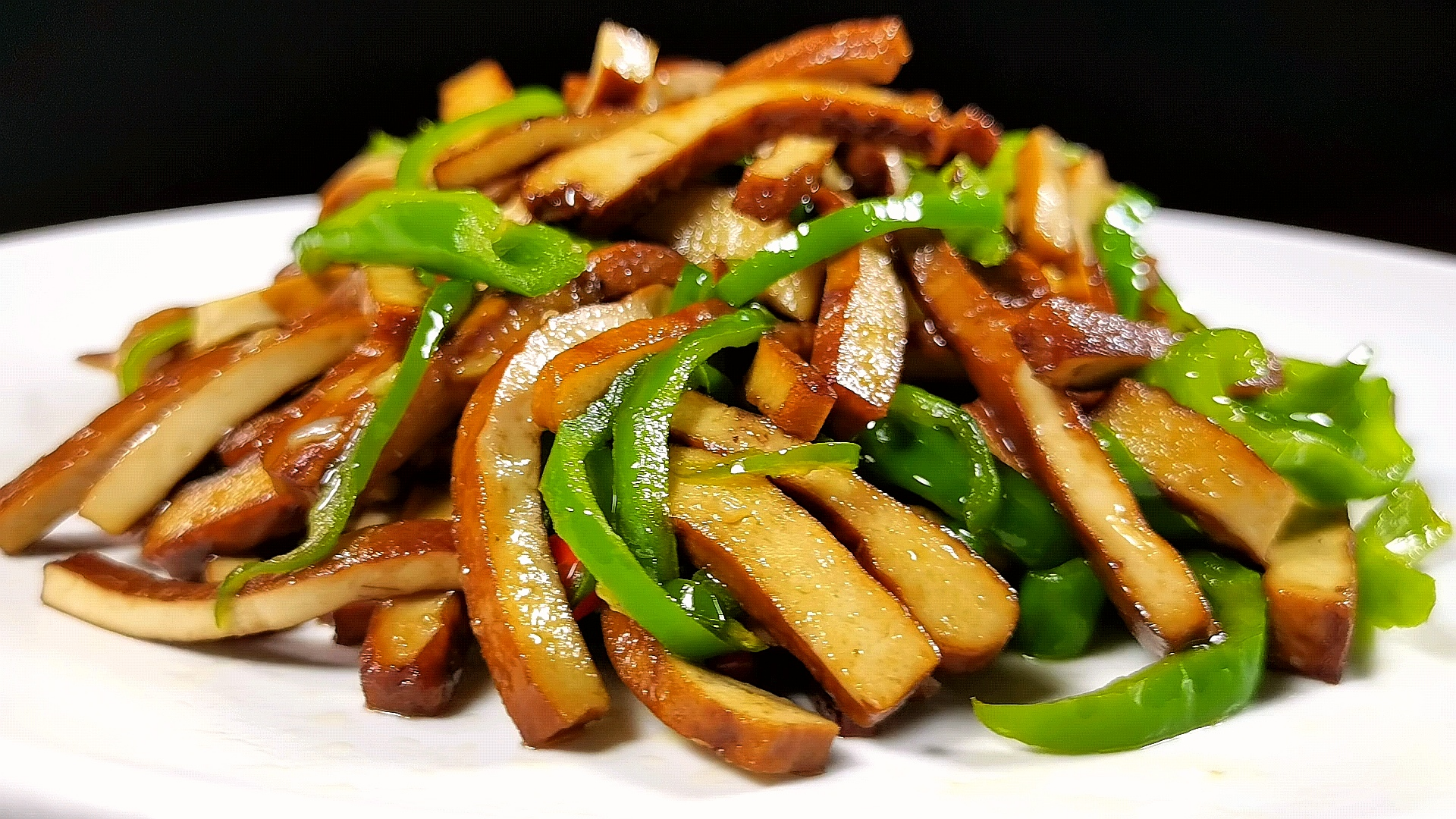 青椒炒香干是先炒青椒还是香干，大厨教你正确做法，好吃又下饭