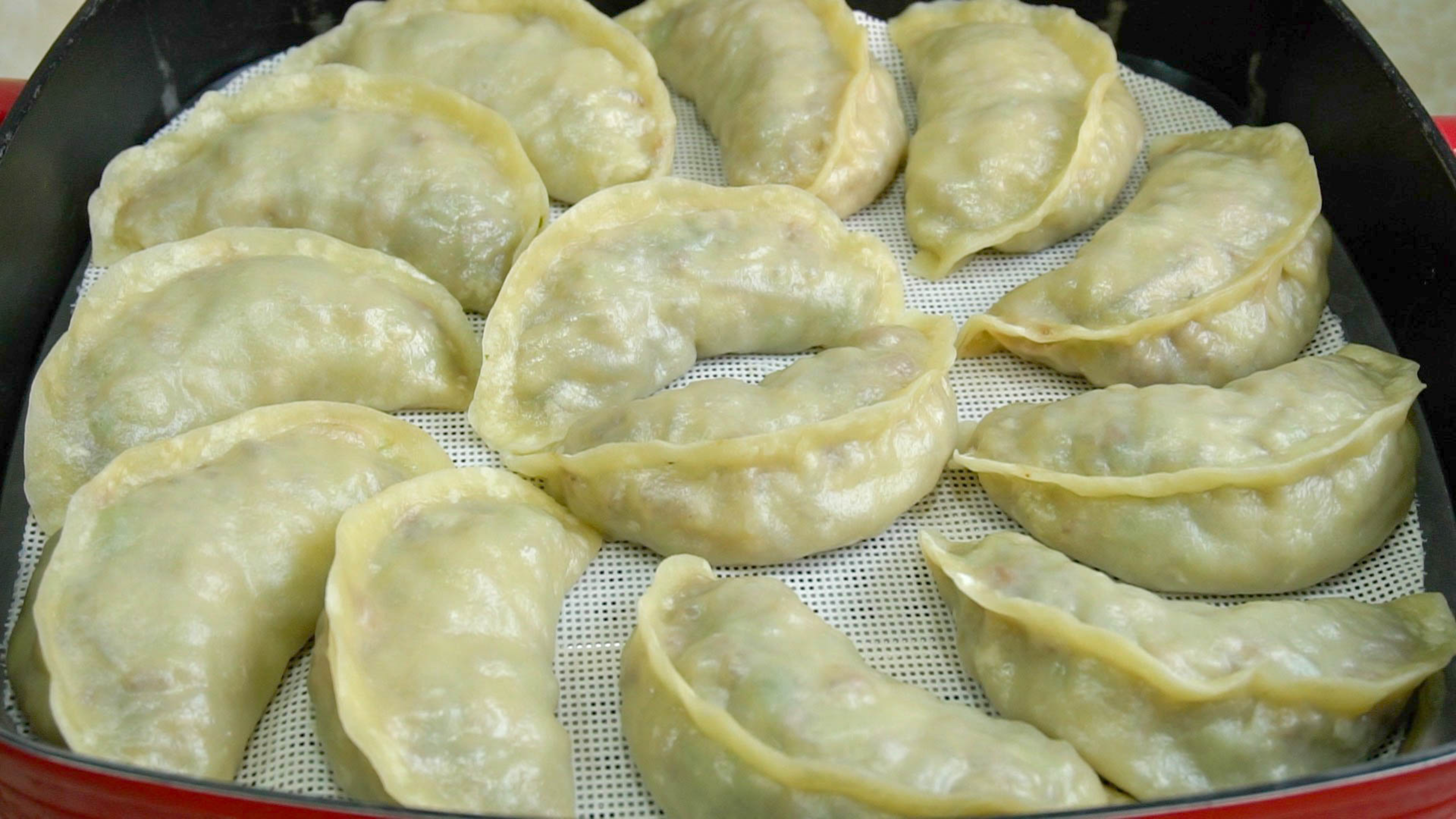 做蒸饺别再烫面了，加2个土豆不加水，个个皮软馅足，10个没够吃