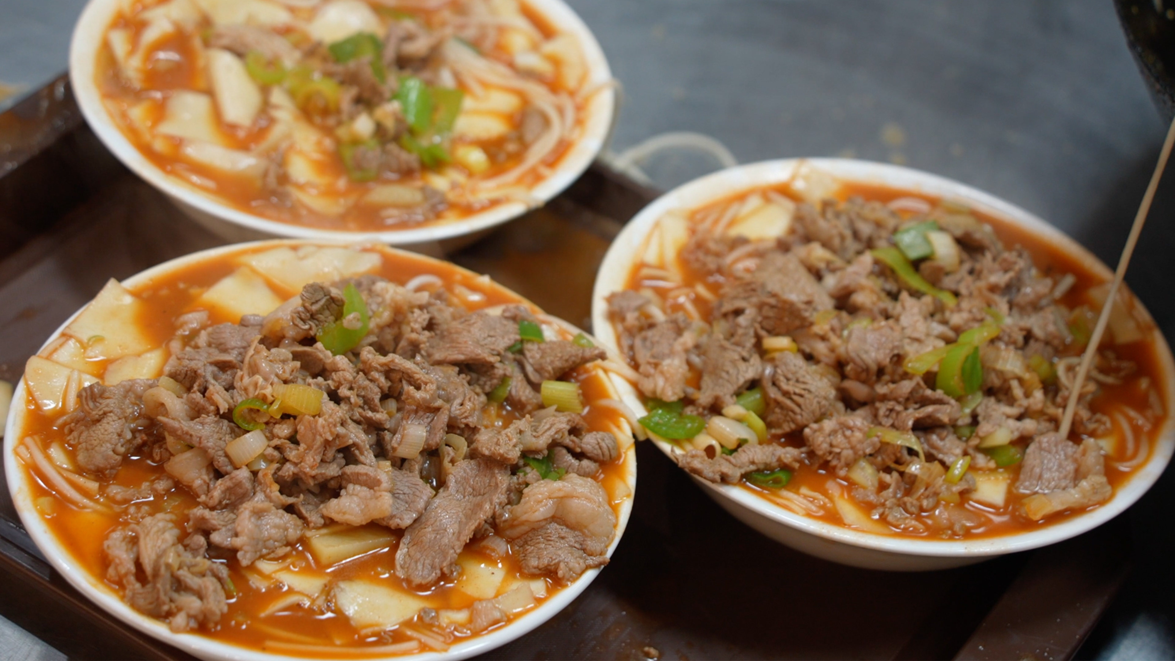 兰州爆火的河沿面片,吃牛肉炒面片,羊肉烩面片,手抓羊肉,舒坦