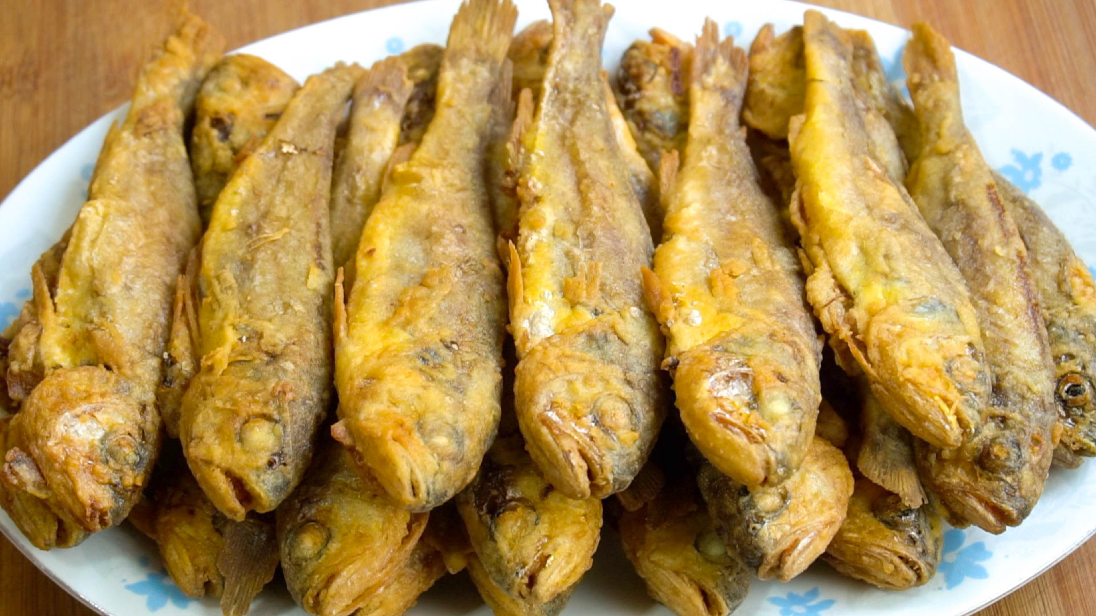 炸小黄鱼想要酥脆，凉了不回软，这一步非常关键，外脆里嫩超解馋