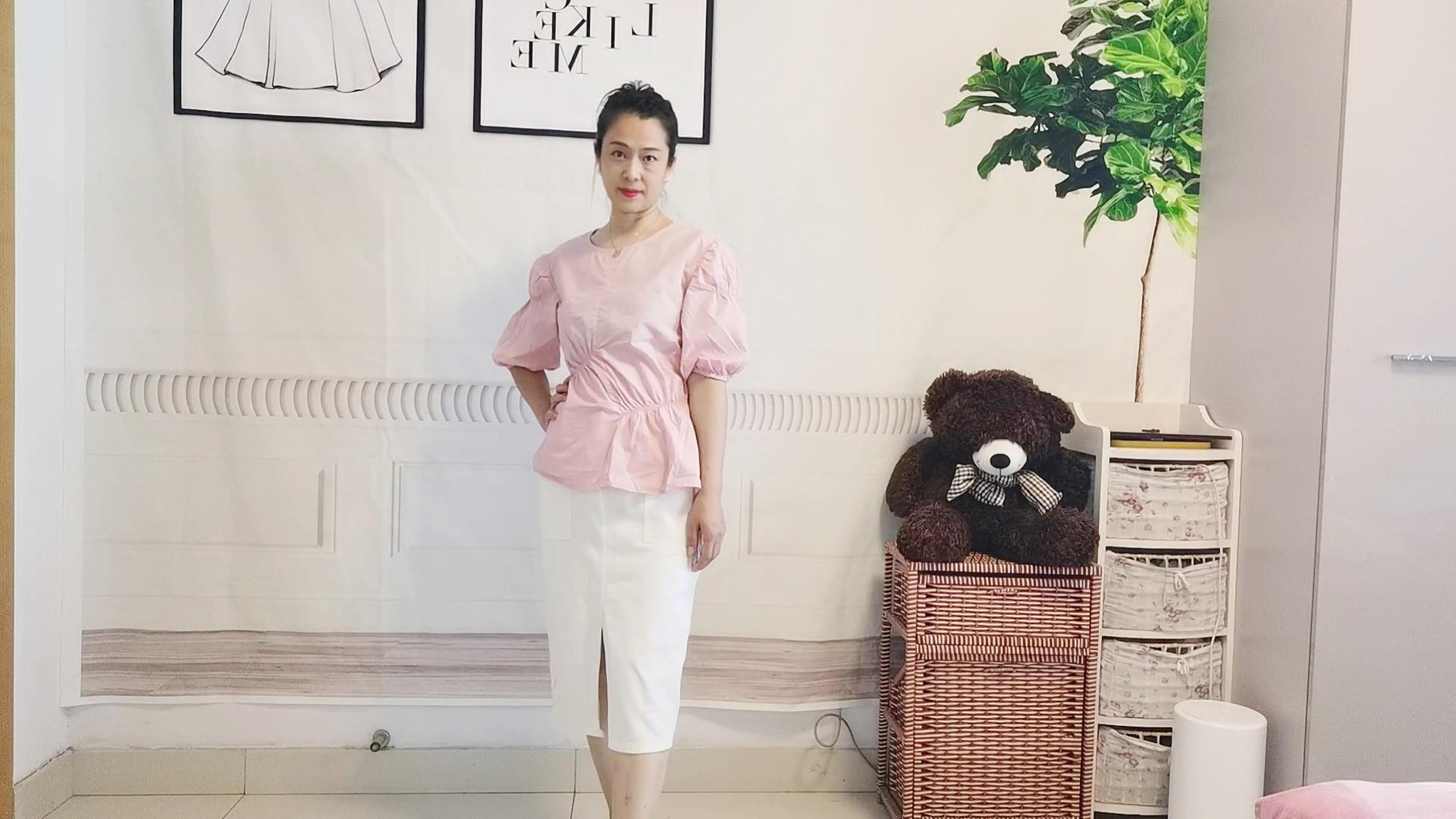 教你怎样搭配粉色娃娃杉,不规则收腰藏肉效果好,搭配浅色更好看