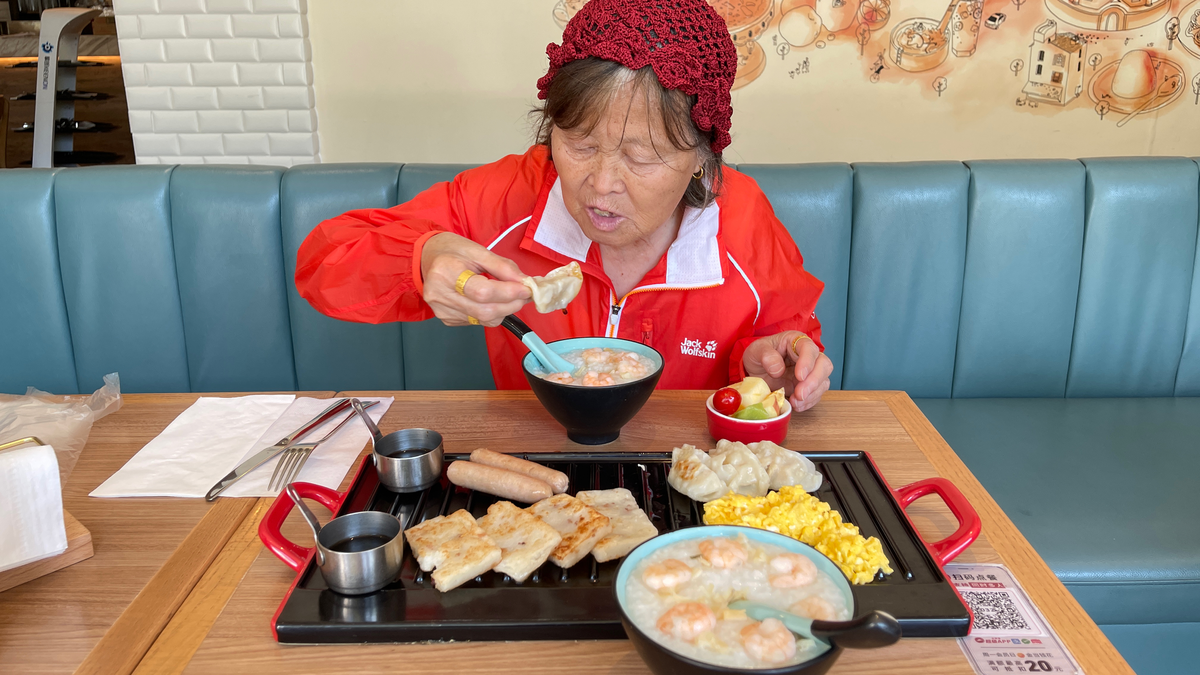 和老妈去西式快餐厅吃饺子,两人套餐54元,虾仁干贝粥是真好喝