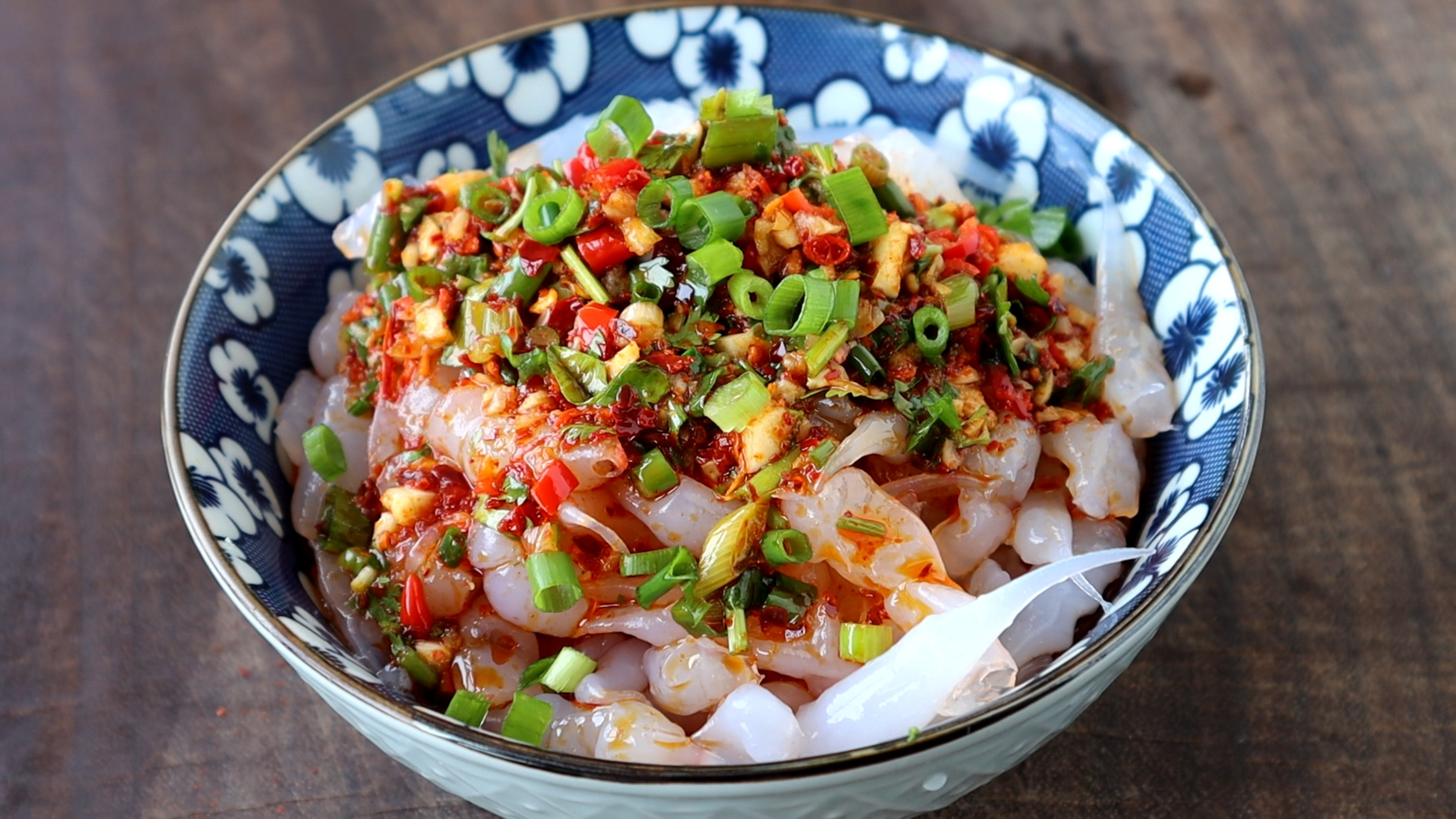 教你在家做凉粉漏鱼，详细做法比例告诉你，清凉筋道爽滑，超好吃