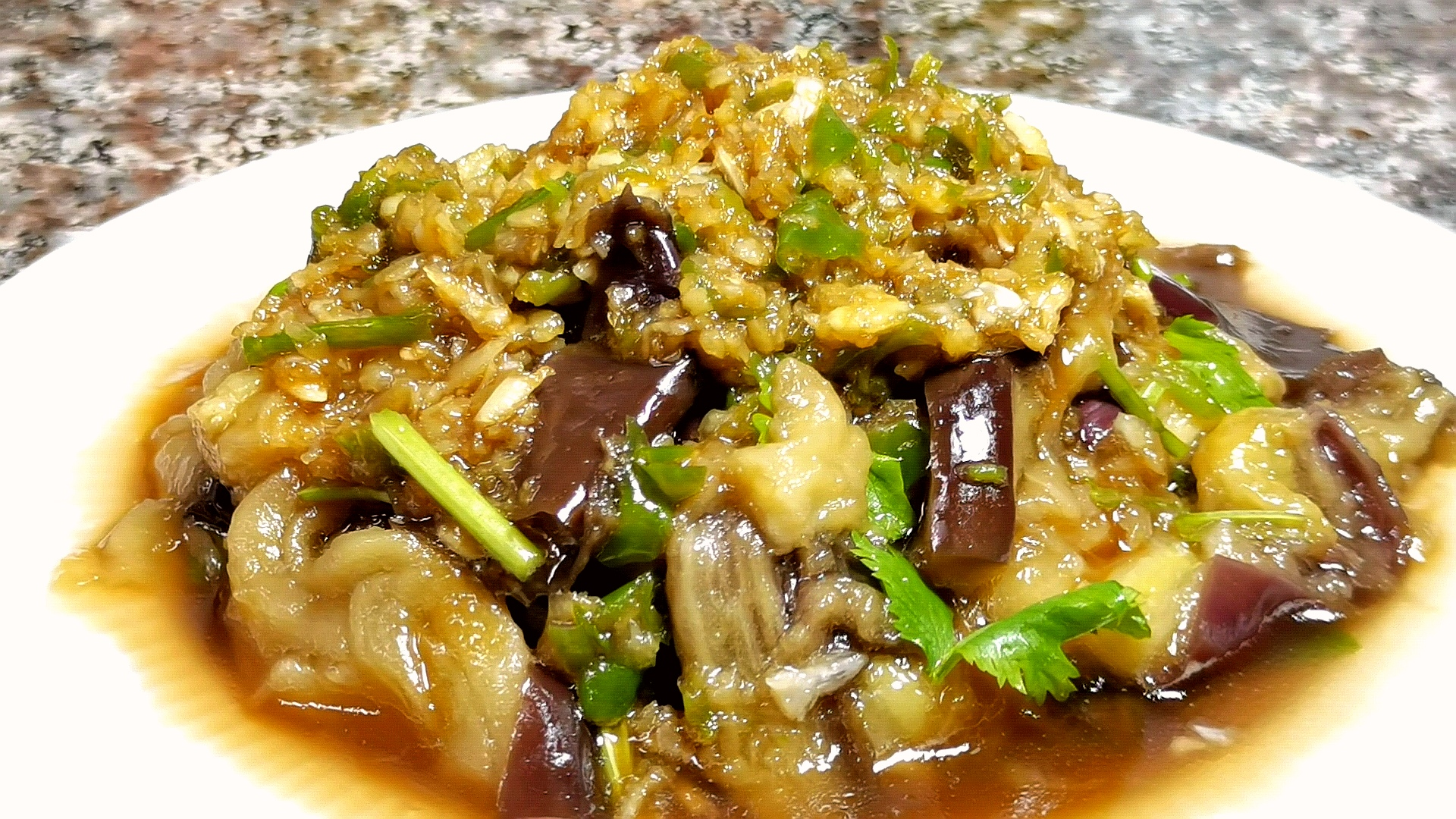 天热茄子别再炒着吃了，像这样做一盘凉拌蒜泥茄子，简单又好吃