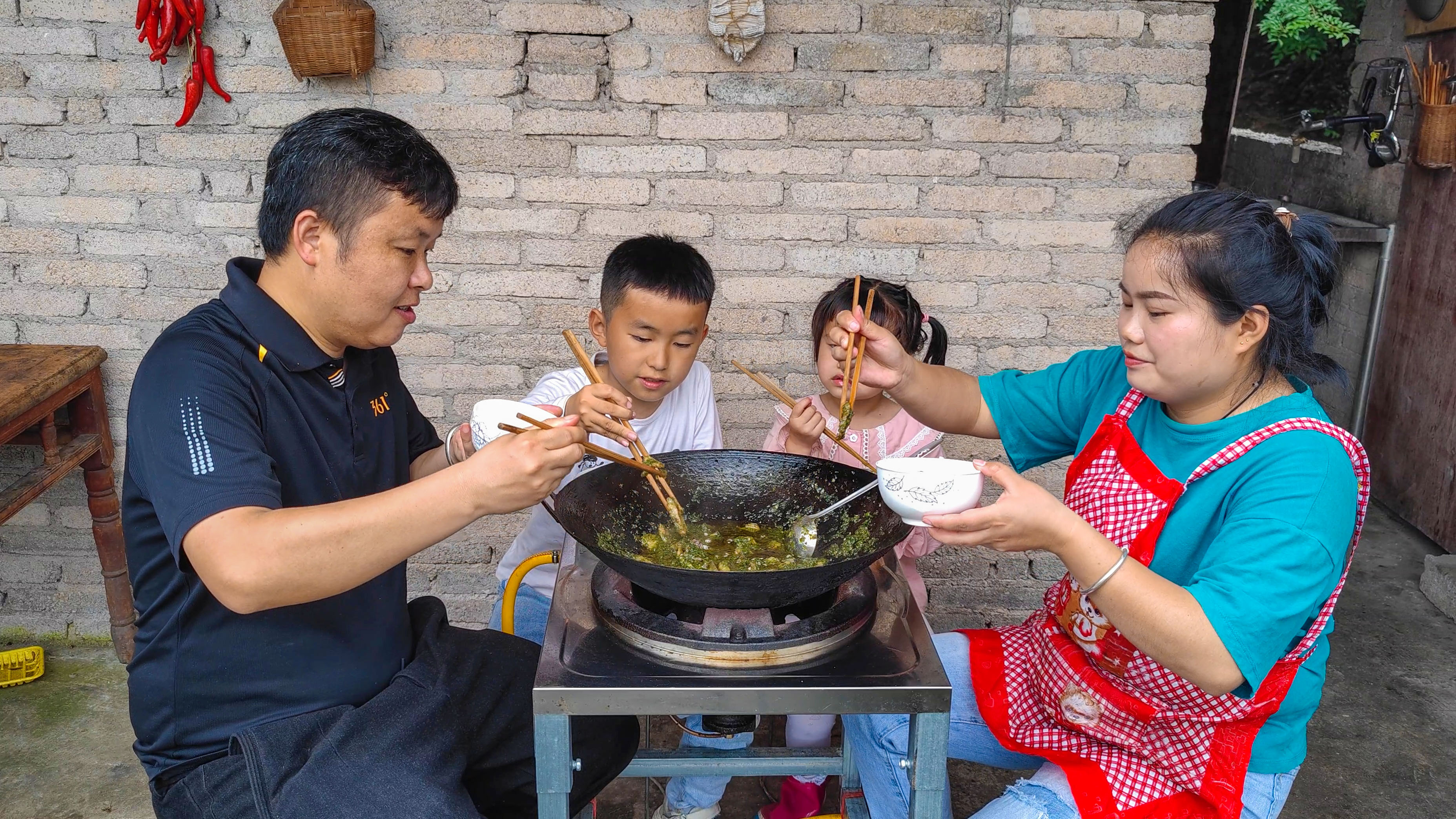 1斤猪肉,2斤青椒,这样炒一锅,拌饭吃真香