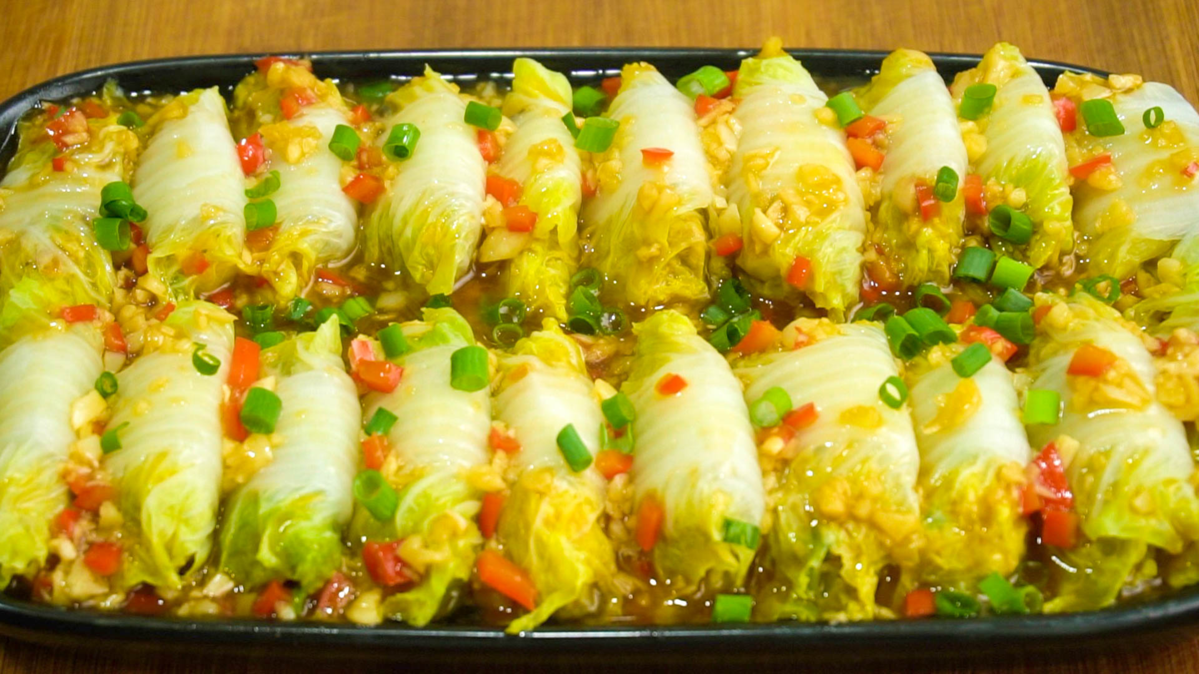 娃娃菜别再凉拌炒着吃了，一折一卷教你新吃法，鲜香滑嫩真解馋