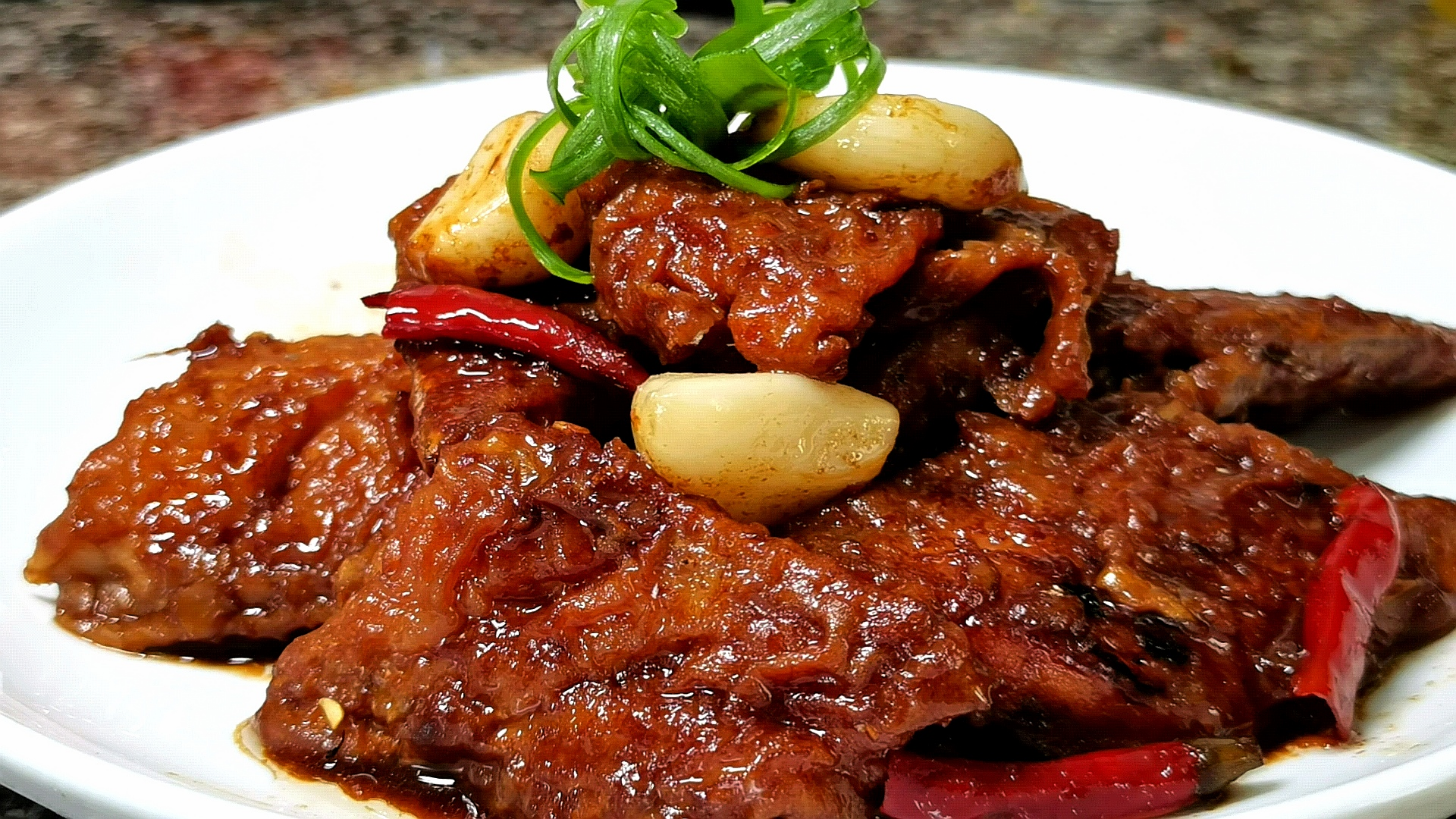 做红烧带鱼不要直接下锅,教你一招,煎鱼不粘锅不破皮,鲜香入味