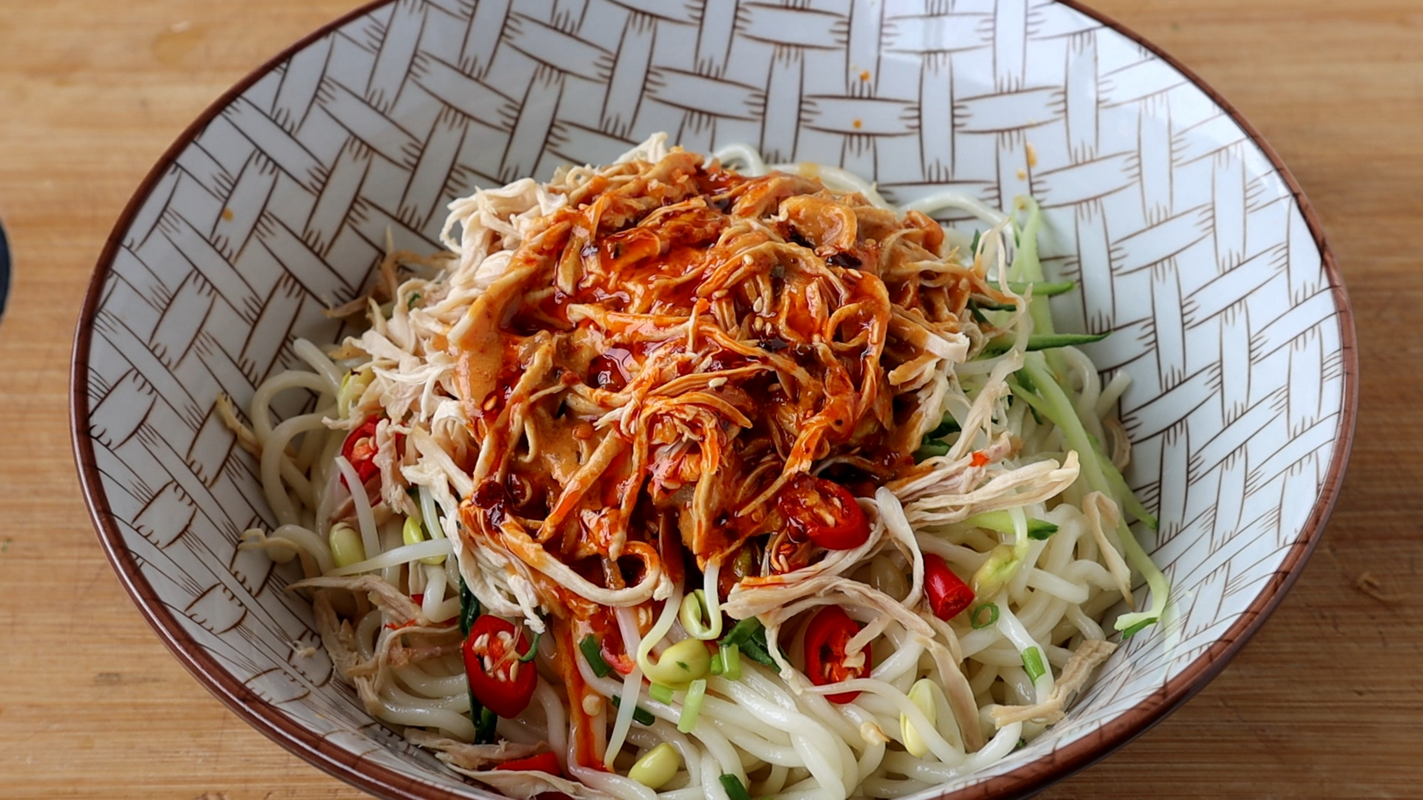 想吃凉面不用出去吃，手把手教您在家做鸡丝凉面，天热吃太过瘾了