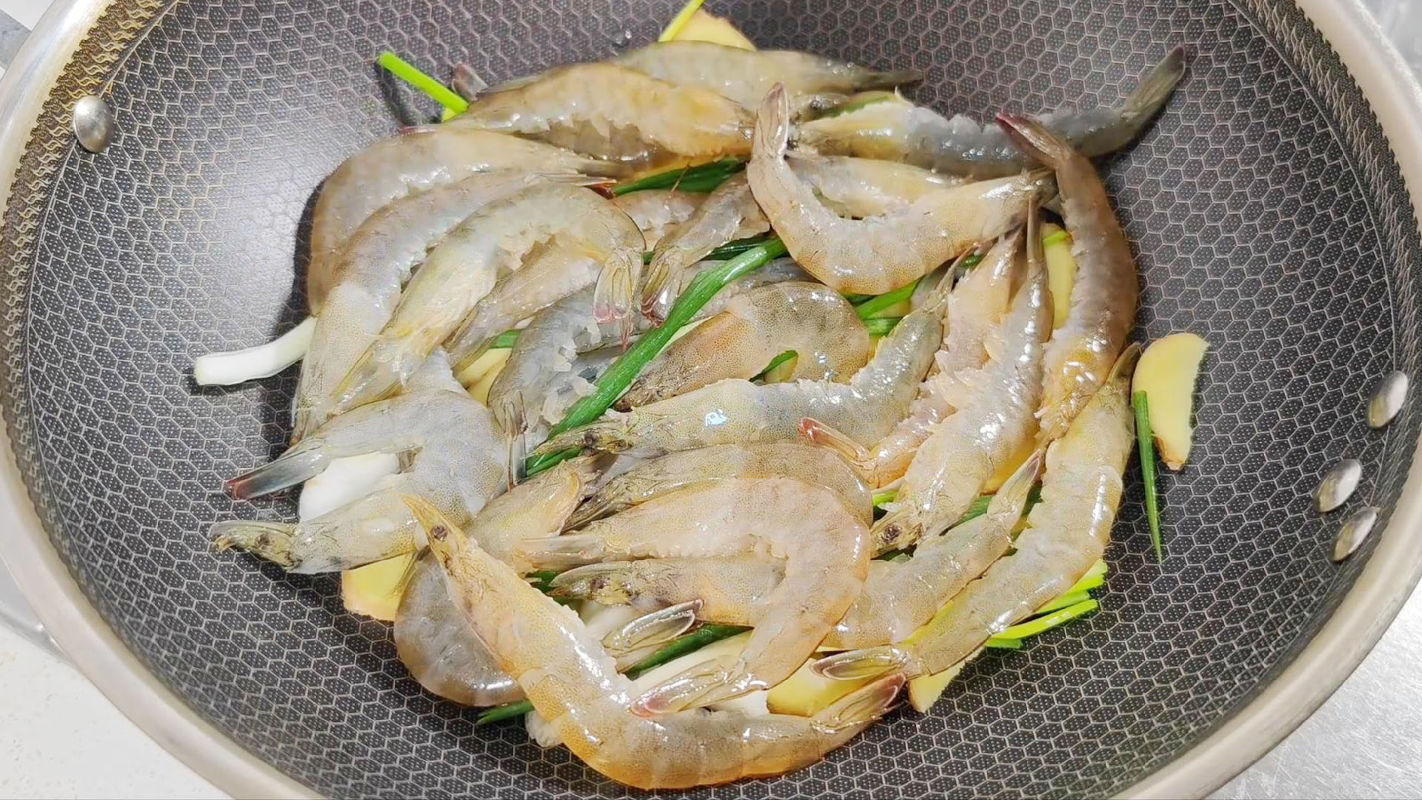 煮大虾时，直接加水就是大错，教你正确的做法，虾肉口感鲜嫩不柴